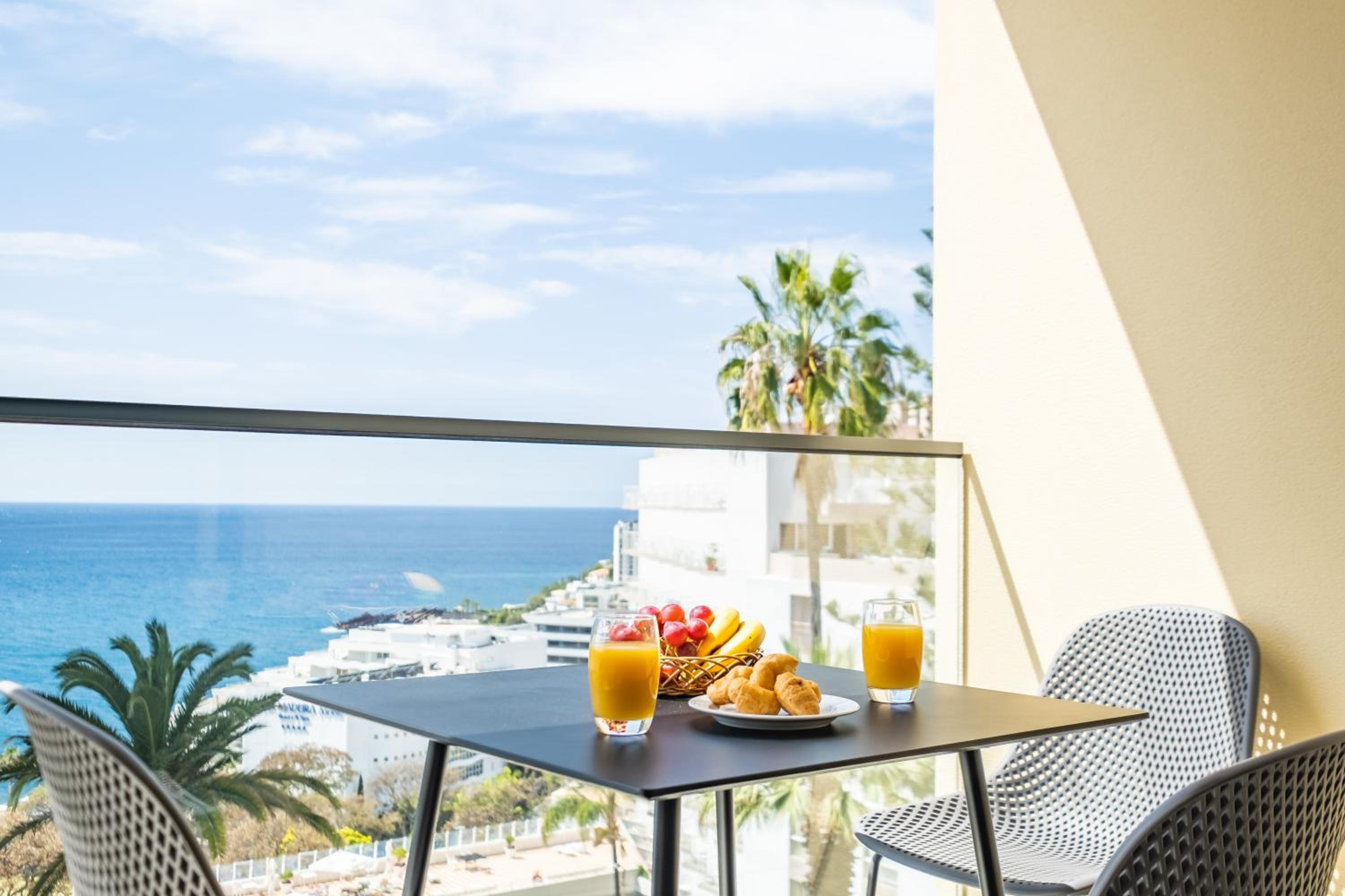 Apartment with ocean view and parking view 2
