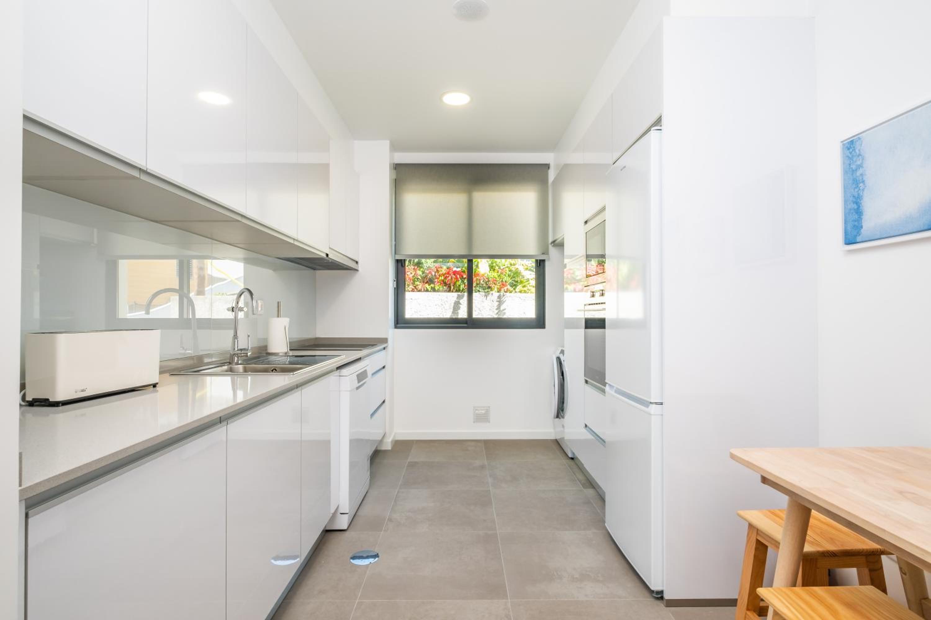 Apartment with ocean view and parking view 3