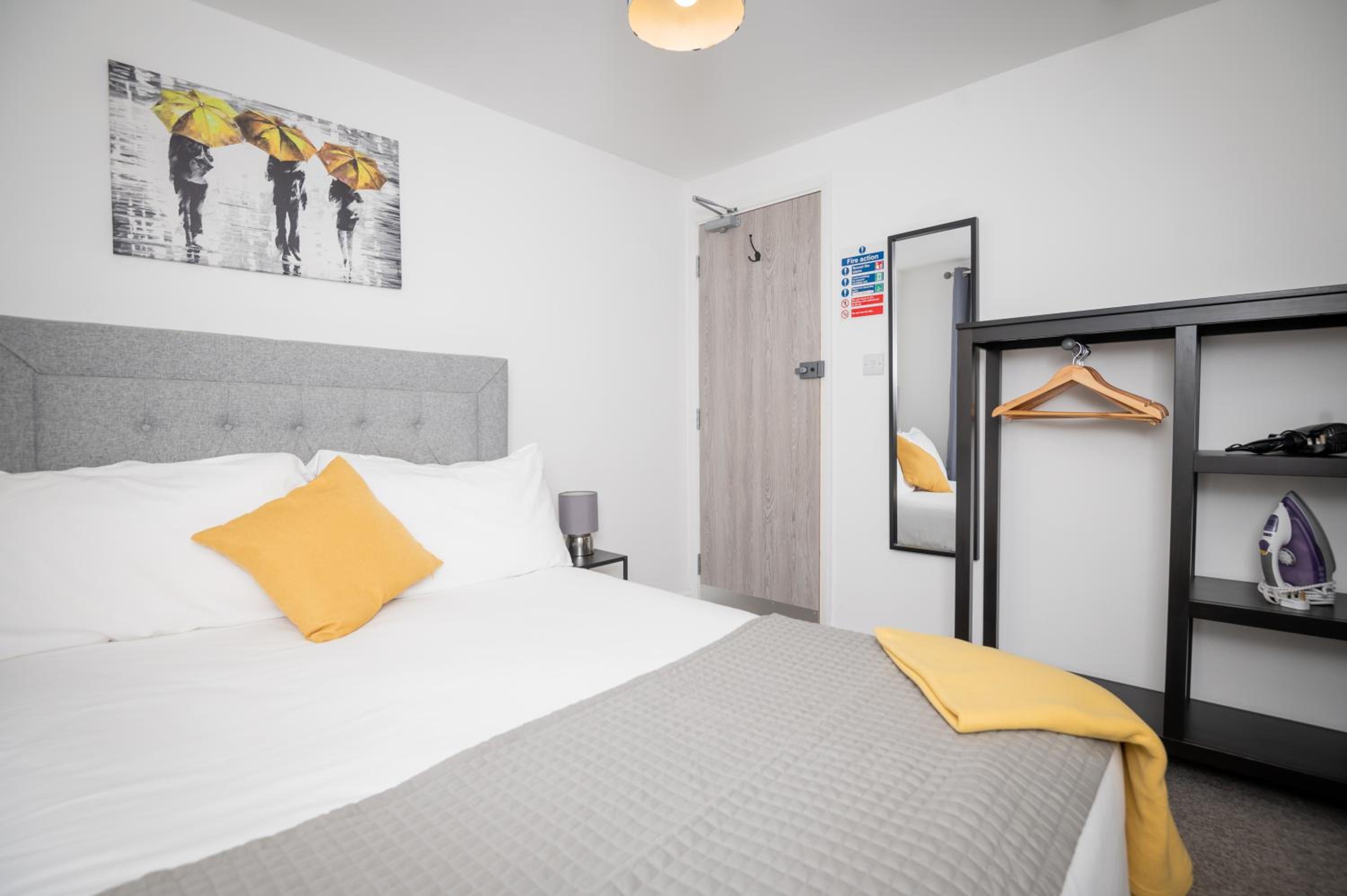 Self containted 1 Bed modern apartment- Meters from Beach - Parking Available view 4