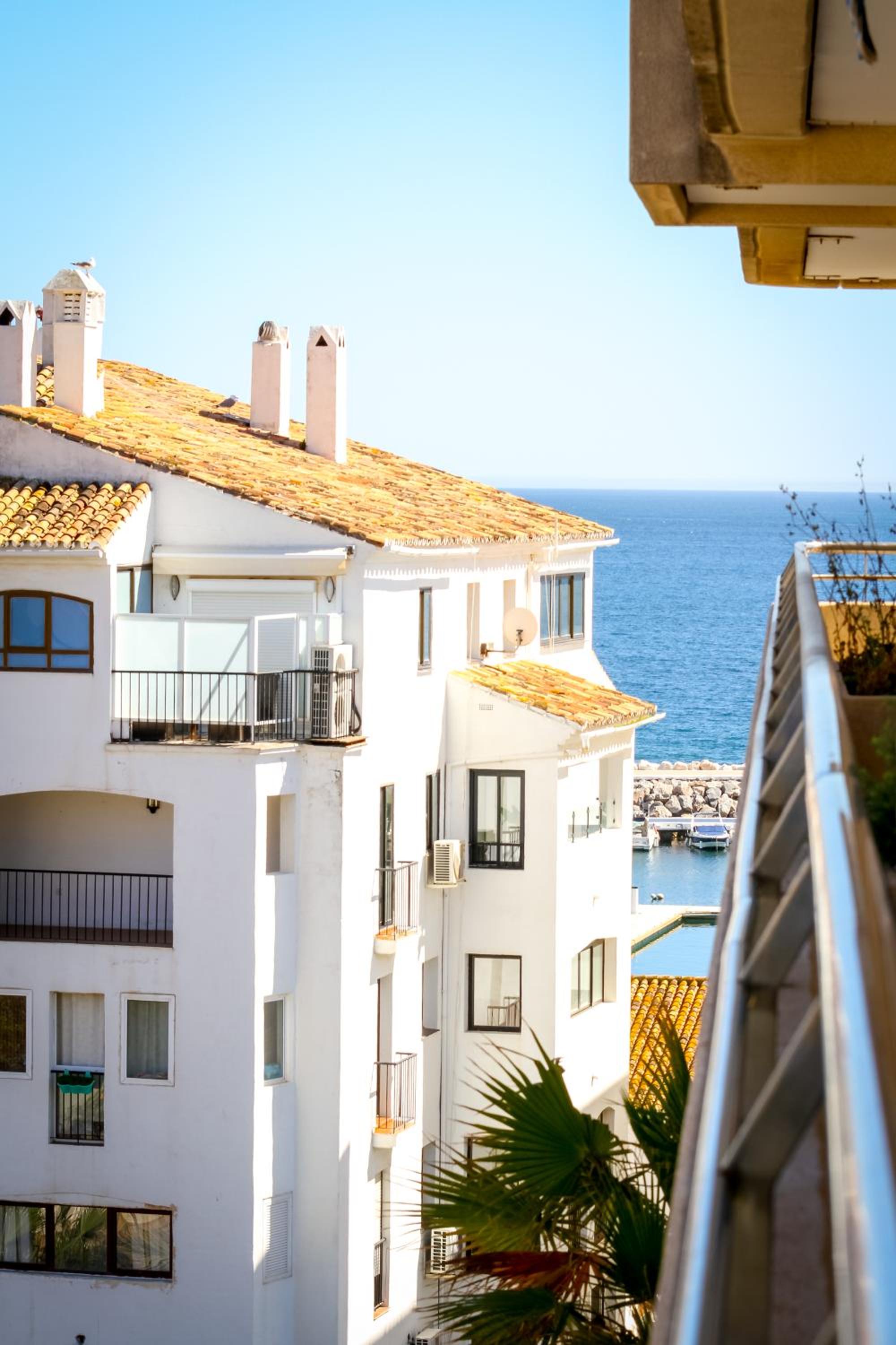 MARBELLA BANUS SUITES - Marbella Marina Banus Deluxe Apartment Sea Views
