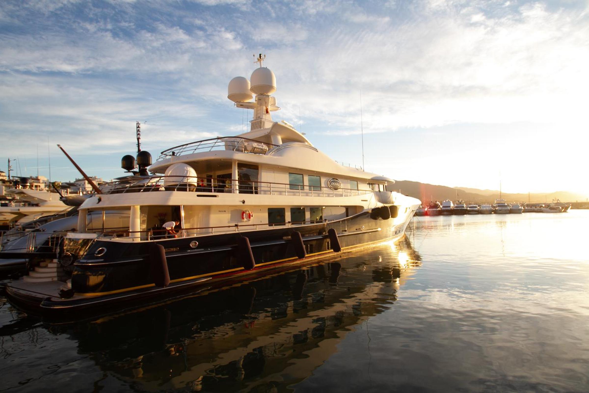 MARBELLA BANUS SUITES - Marbella Marina Banus Deluxe Apartment Sea Views