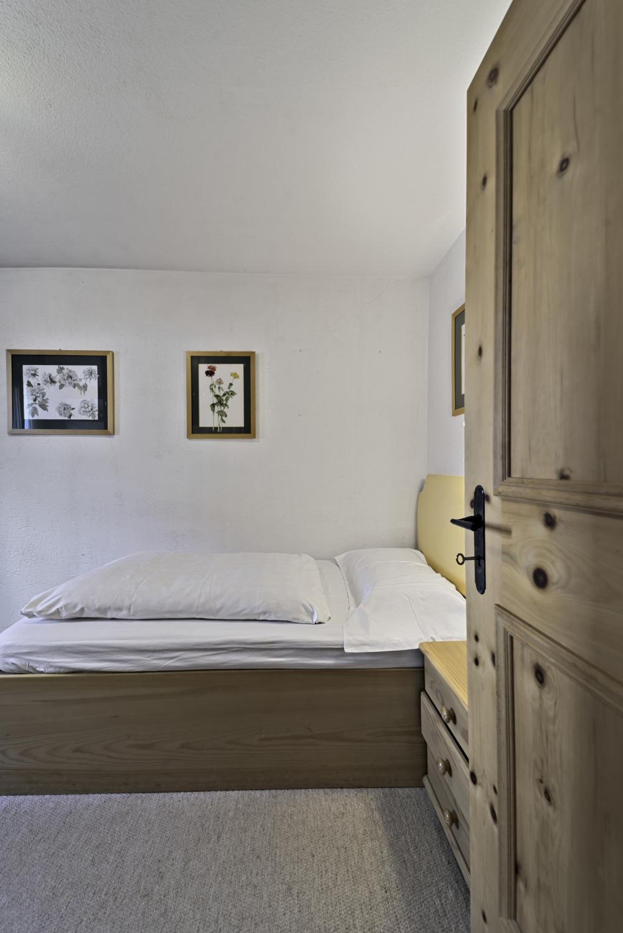 Apartment in the heart of Celerina with garden