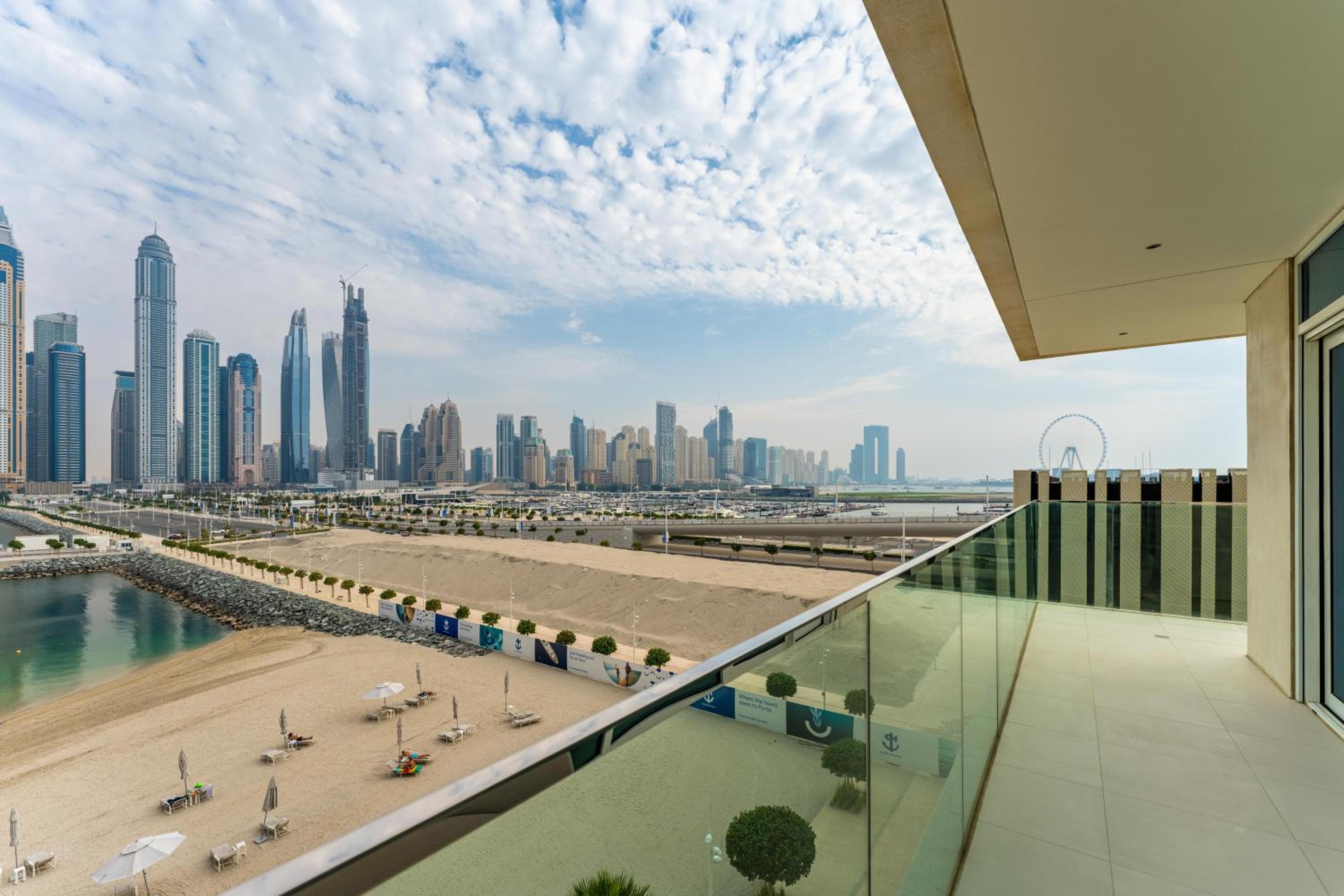 Maison Privee - Deluxe 3BR Apt with Dubai Marina Vws & Beach Access