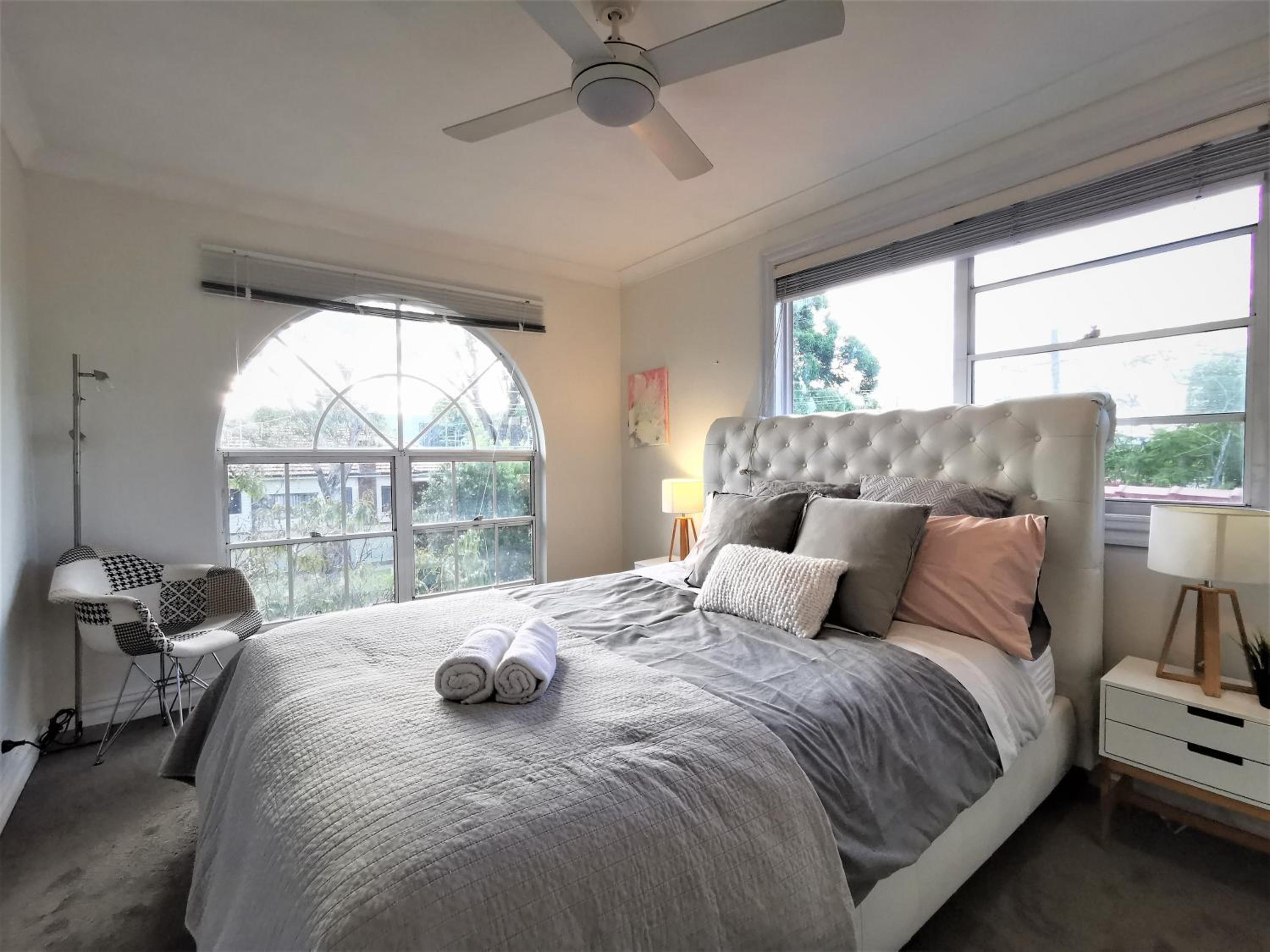 Sydney Meets Miranda, Comfy 4 Bedrooms Corner House