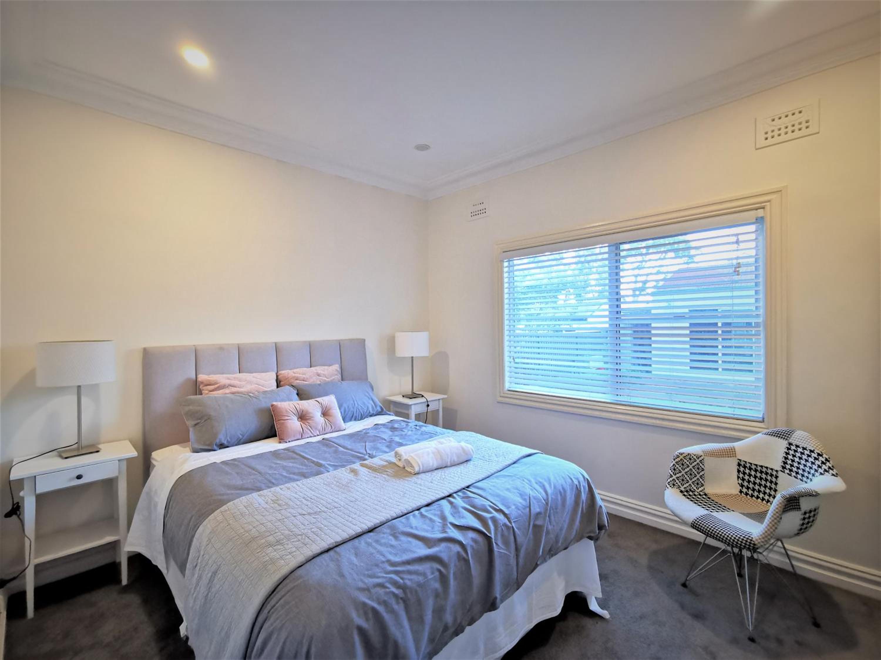 Sydney Meets Miranda, Comfy 4 Bedrooms Corner House