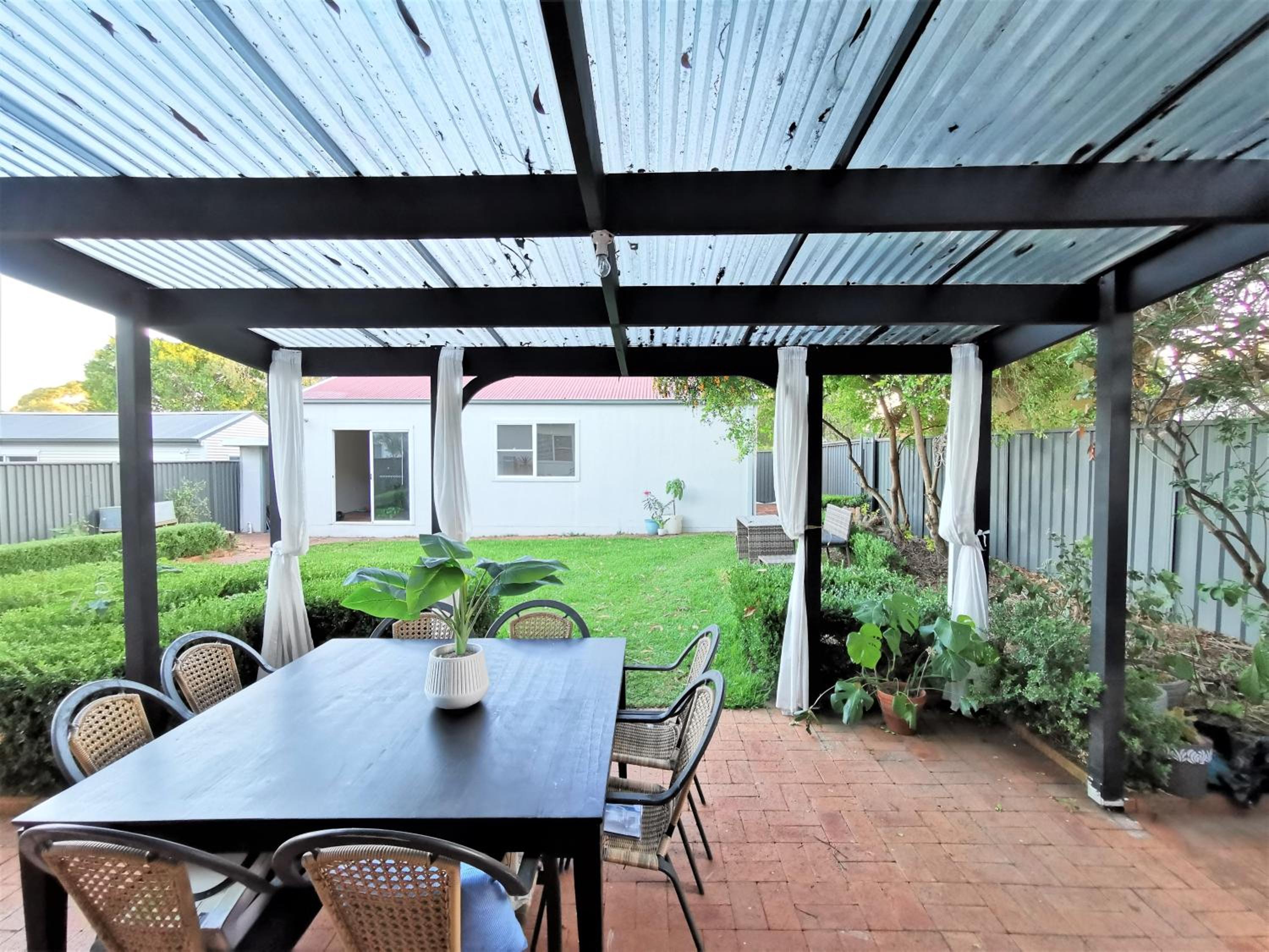 Sydney Meets Miranda, Comfy 4 Bedrooms Corner House