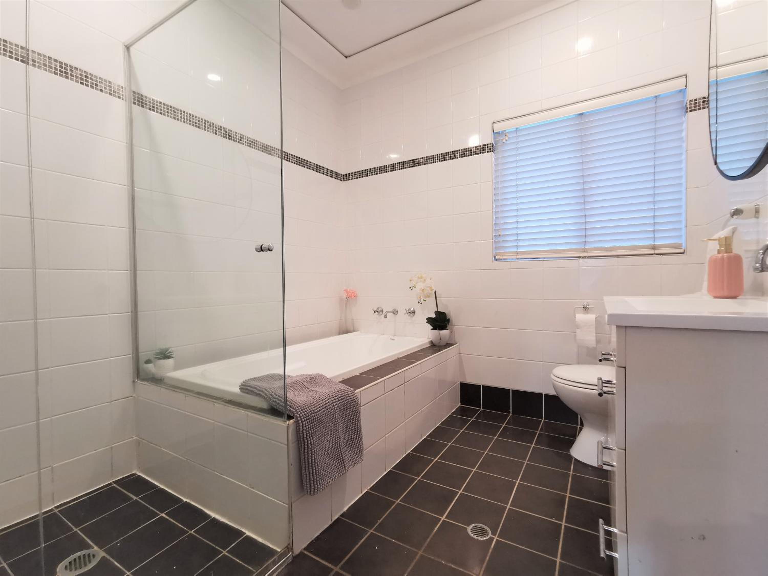 Sydney Meets Miranda, Comfy 4 Bedrooms Corner House