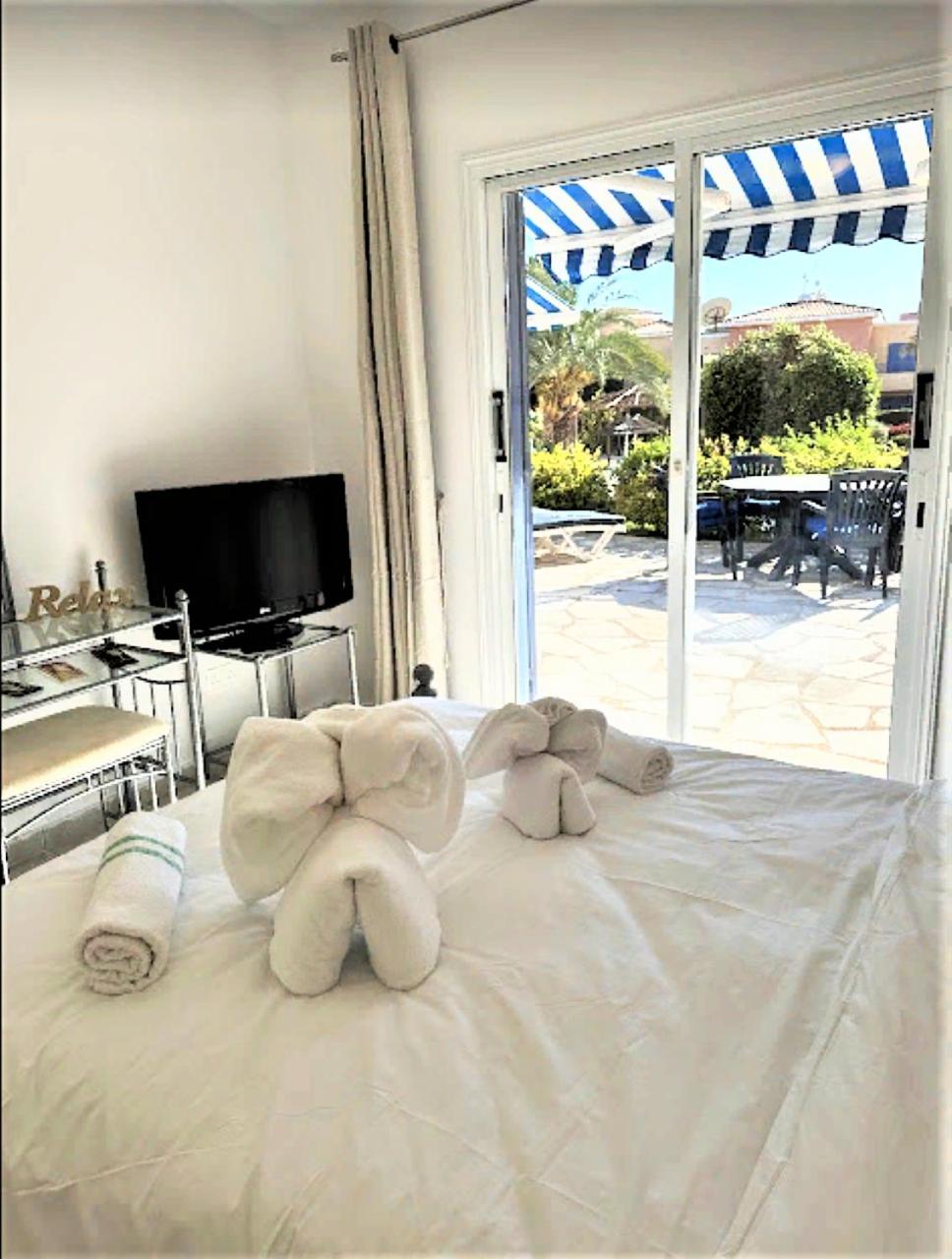 H&O Limnaria Elegance Pool View Apartment