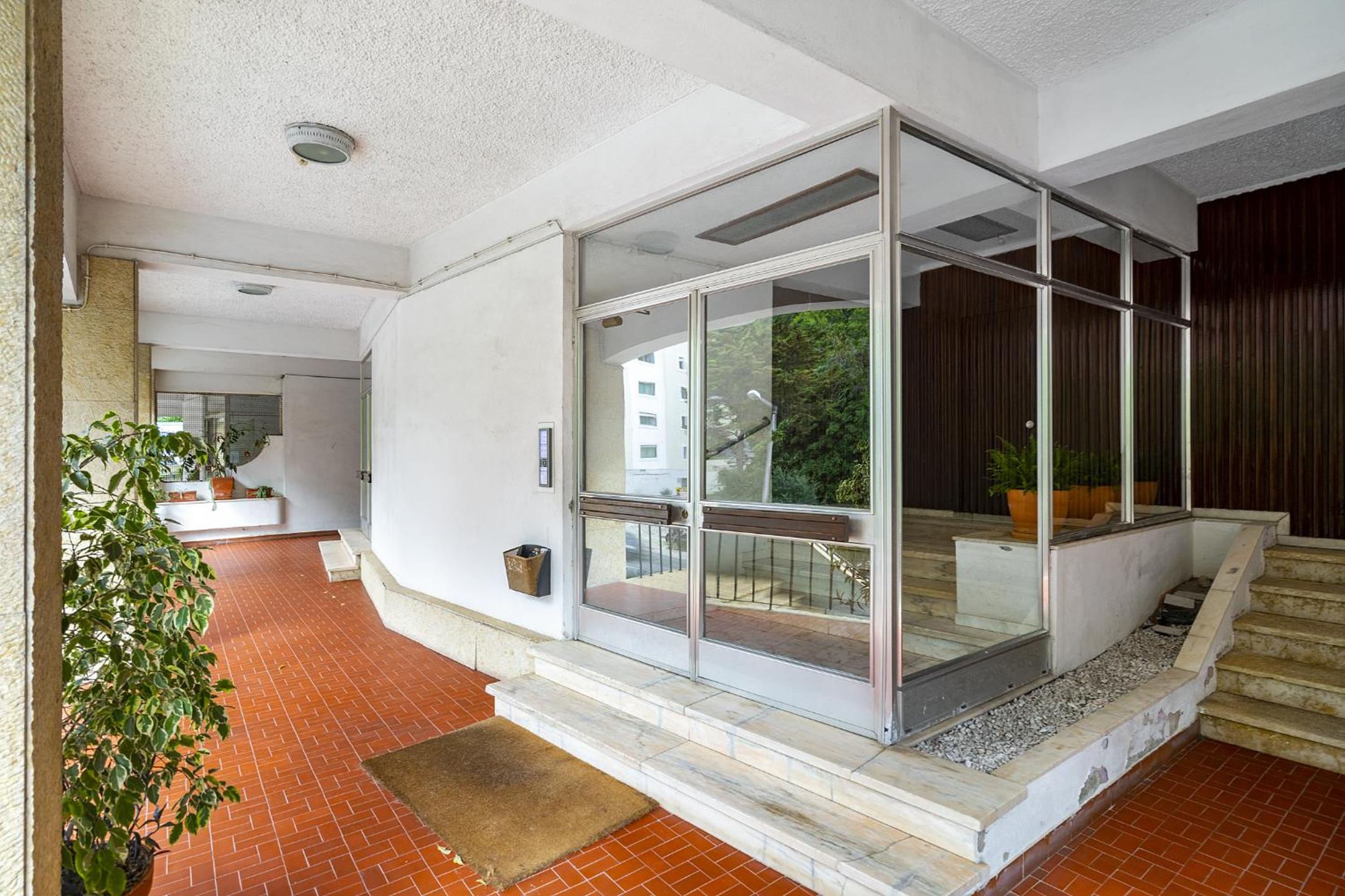 WHome Chic & Stylish Retreat in Estoril's Finest Location view 3