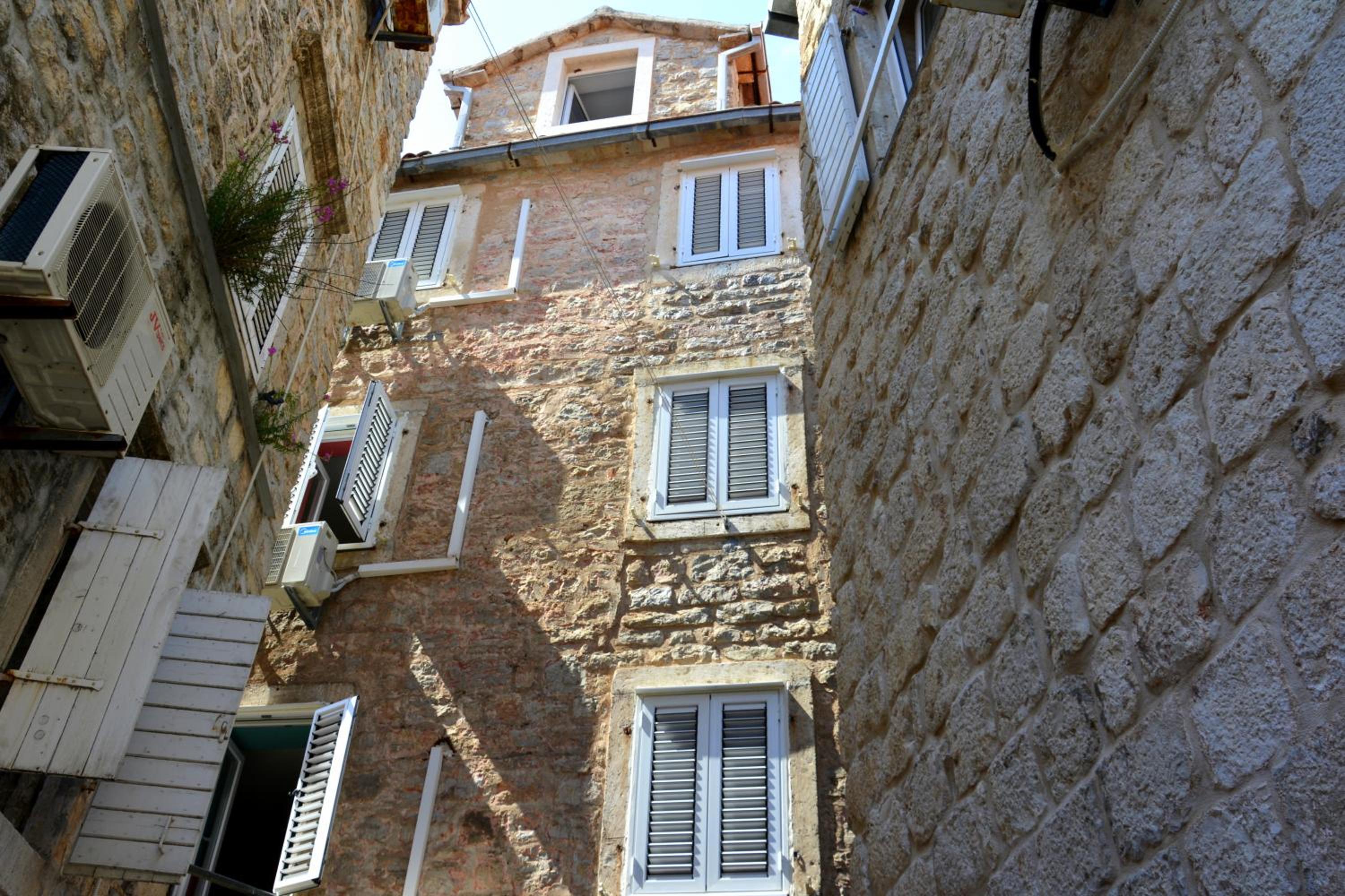 Montenegro Backpackers Home Budva view 2