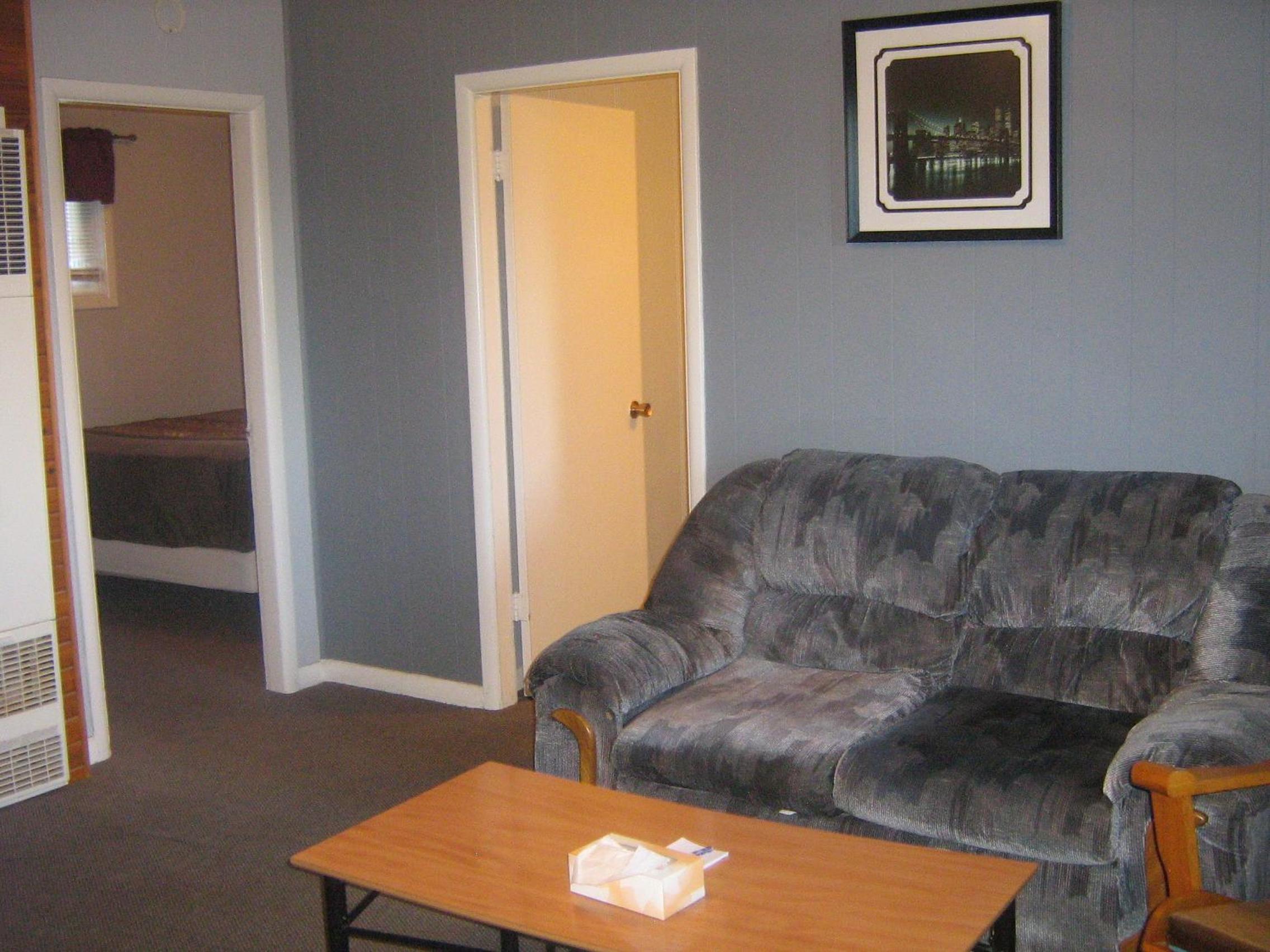 Parkway Motel & European Lodges