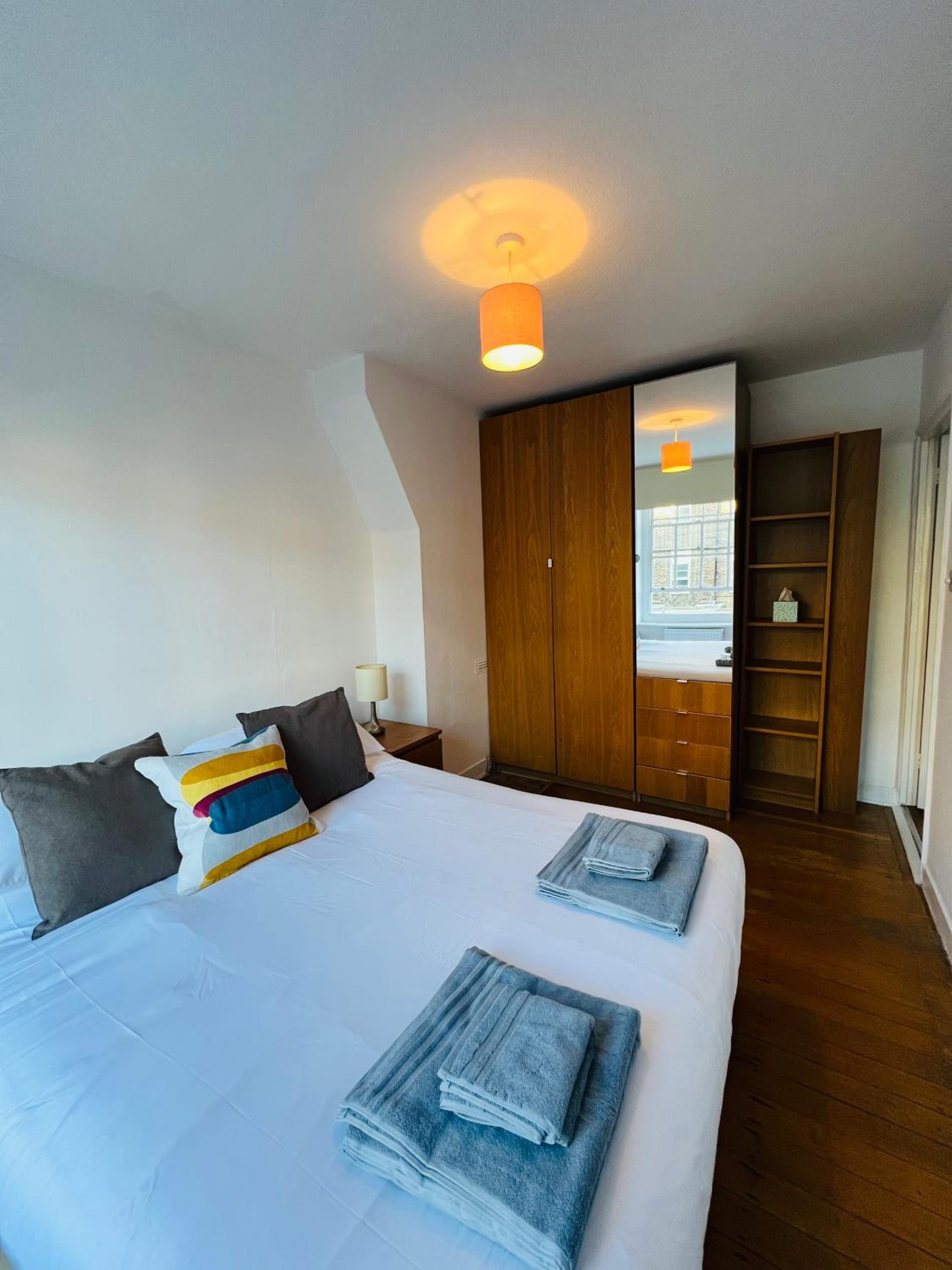 Cosy London bedroom near Oval Station - shared bathroom
