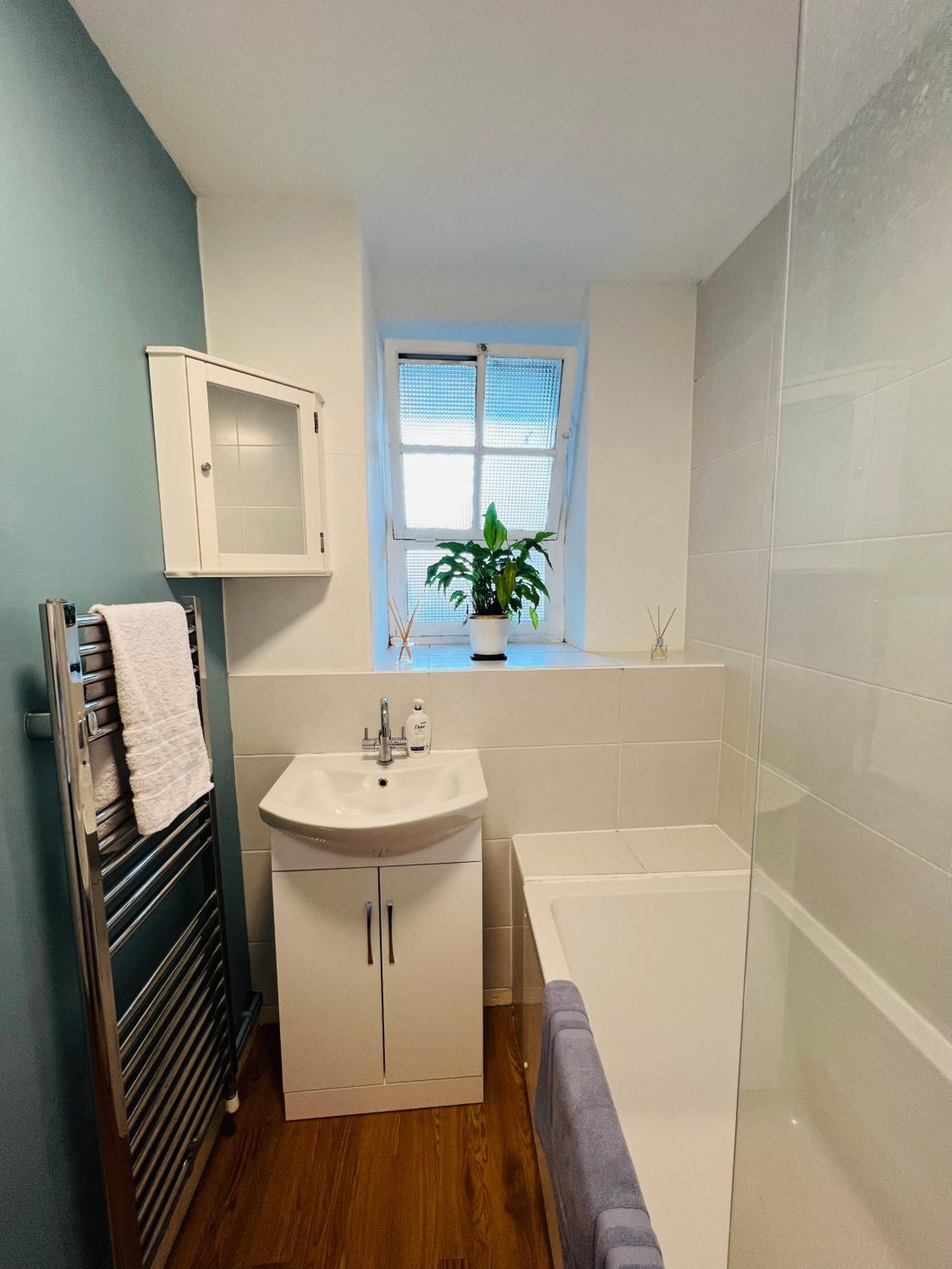 Cosy London bedroom near Oval Station - shared bathroom