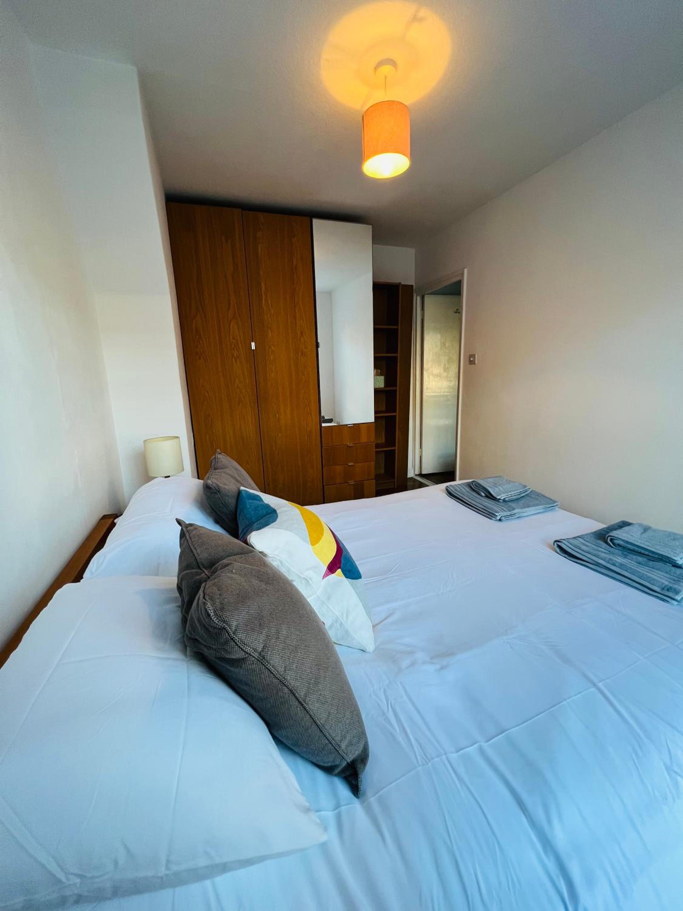 Cosy London bedroom near Oval Station - shared bathroom