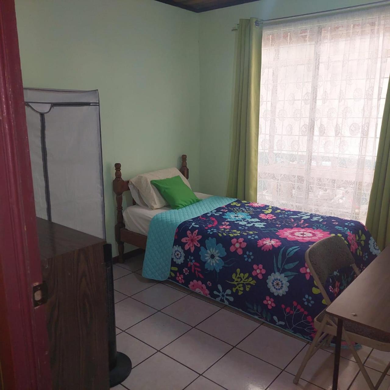 Casa Sarita - Cerca del Juan Castro, hospital y tribunales