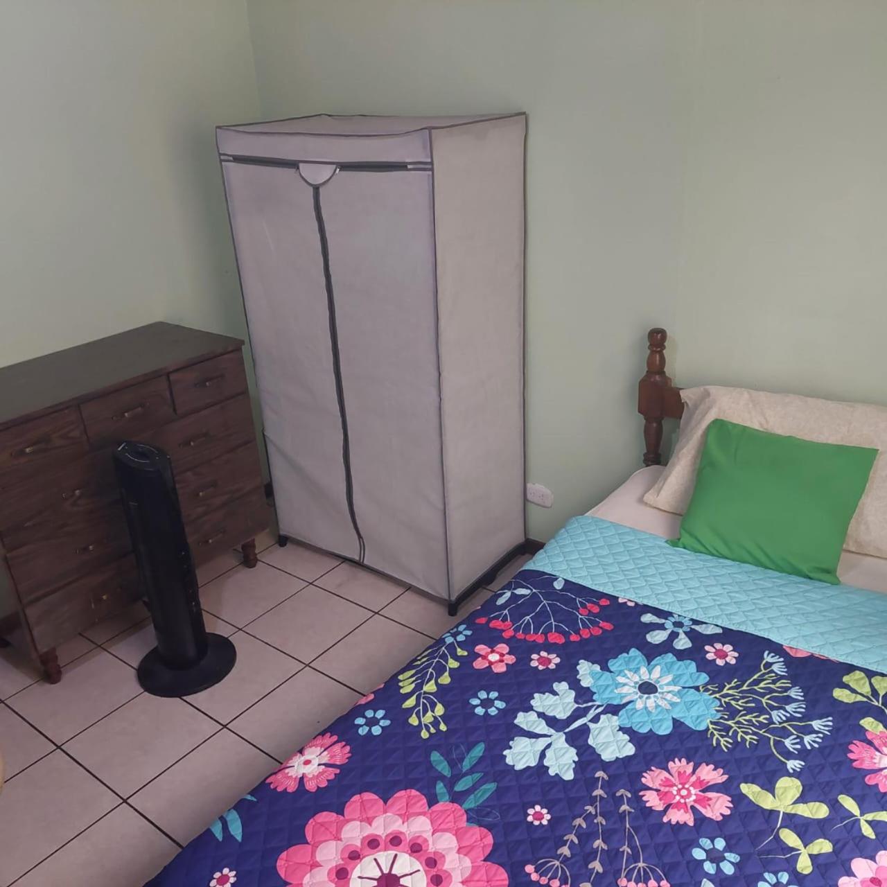 Casa Sarita - Cerca del Juan Castro, hospital y tribunales