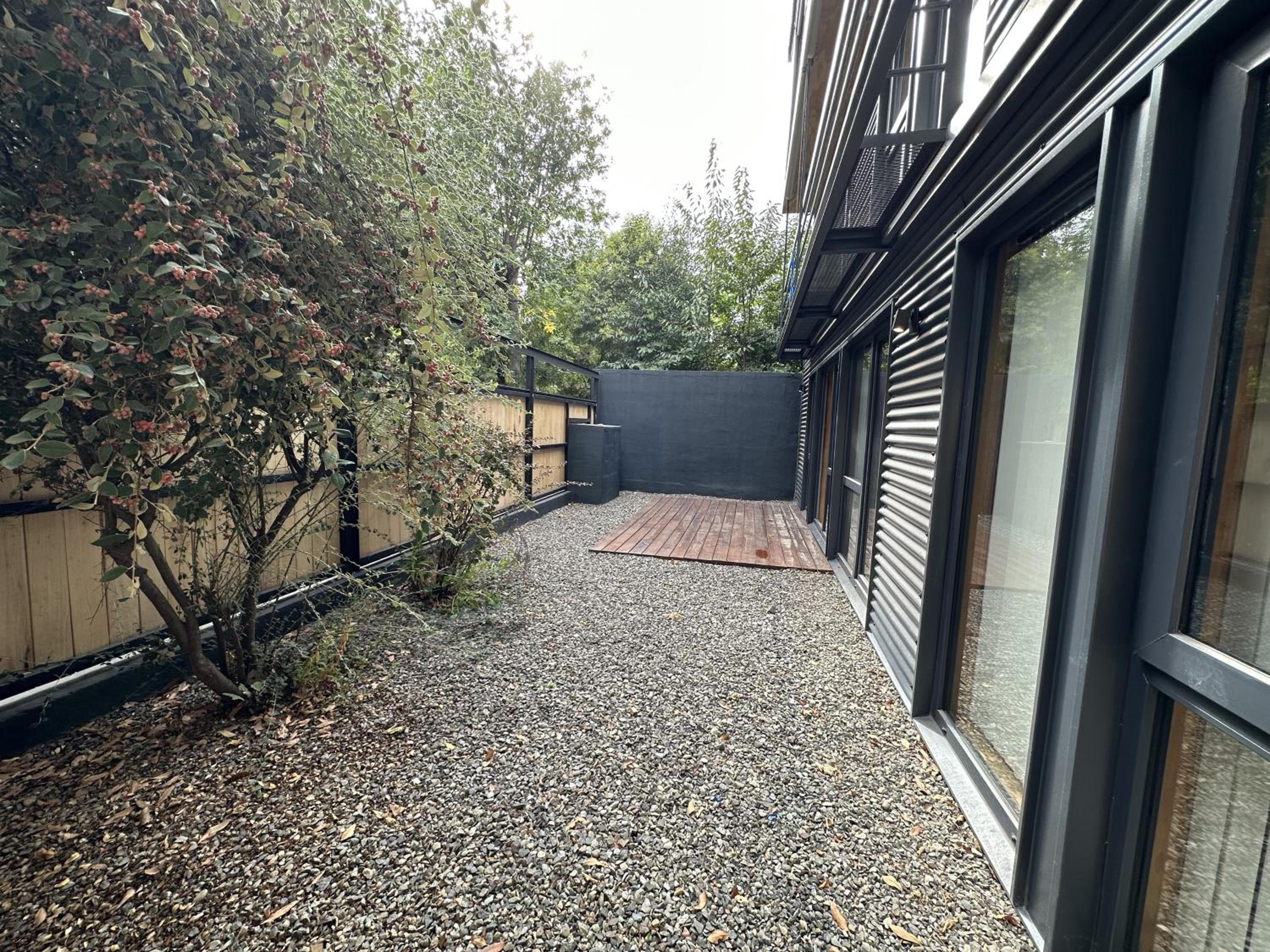 Hermoso departamento de 3 ambientes con amplio jardin. 1V5