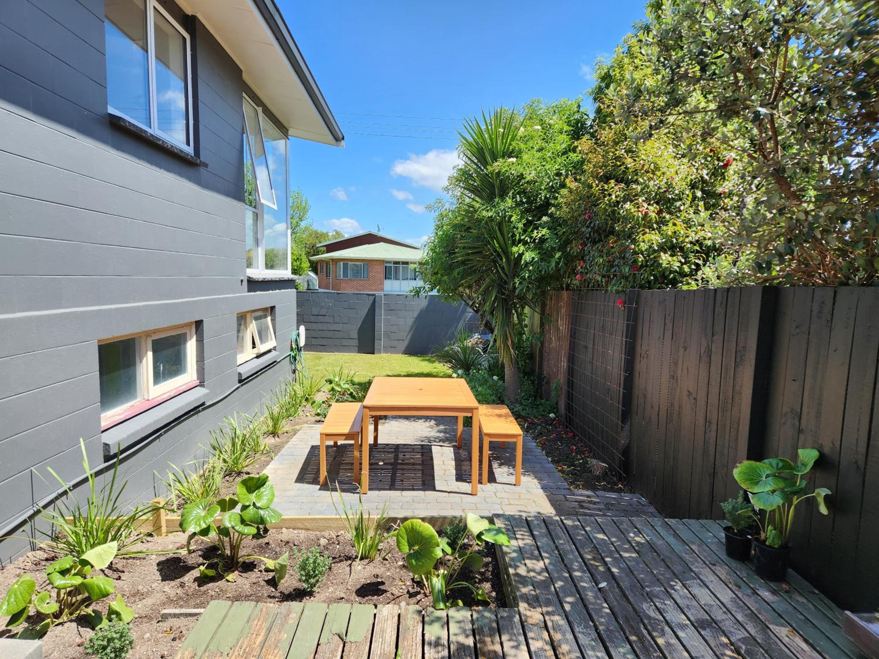 Beautifully renovated townhouse, easy walk to CBD view 5