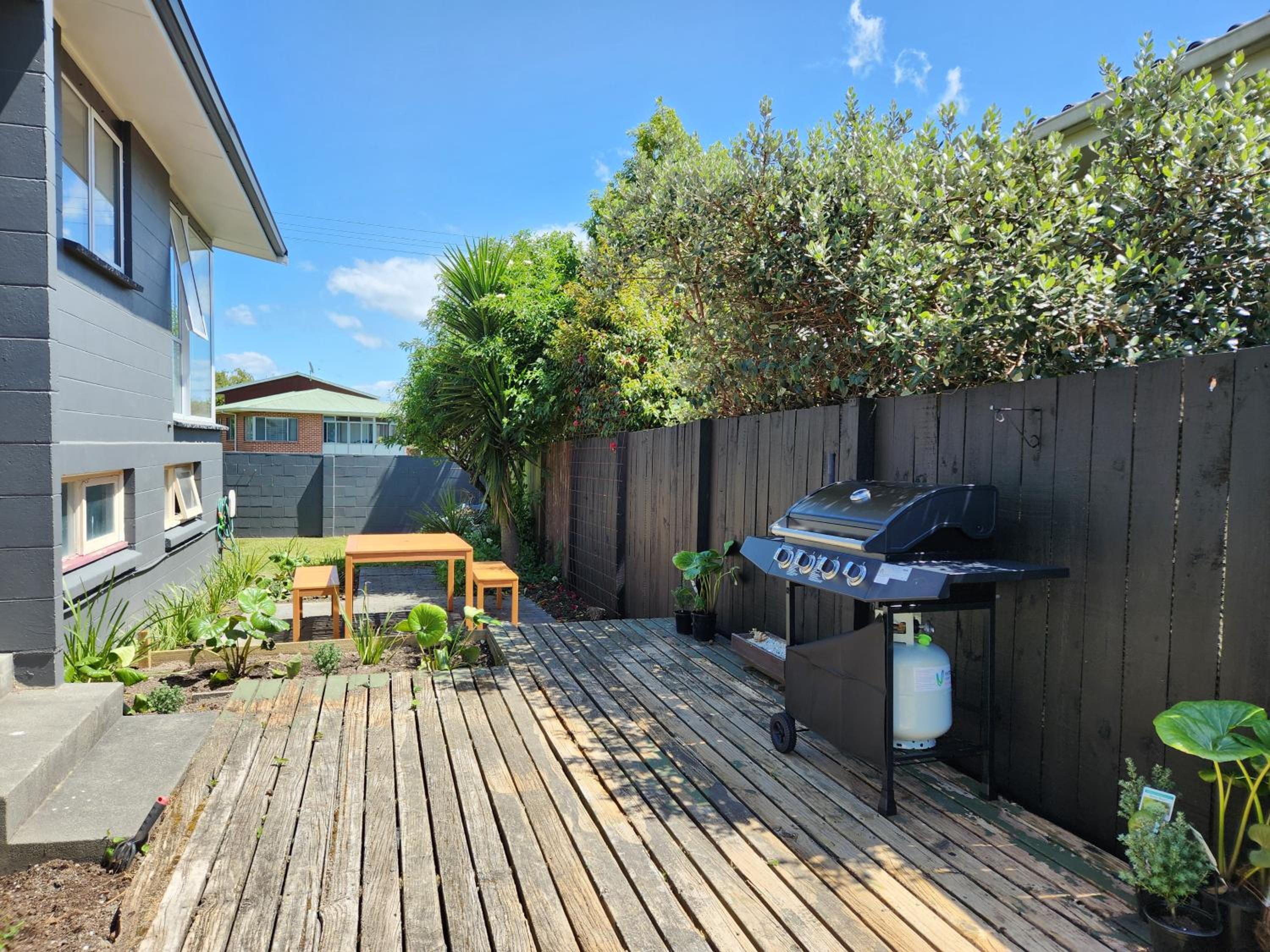 Beautifully renovated townhouse, easy walk to CBD view 2