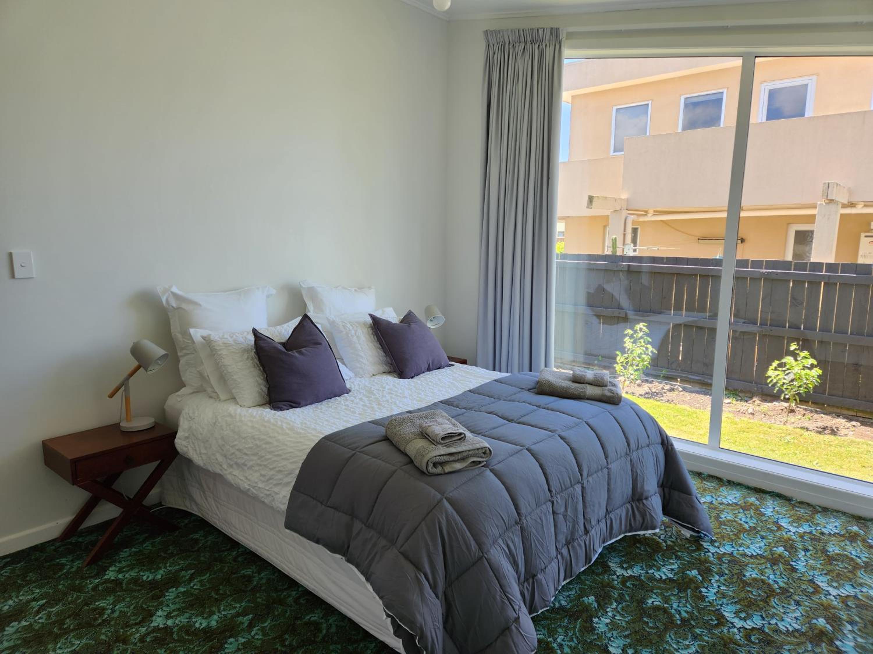 Beautifully renovated townhouse, easy walk to CBD view 3