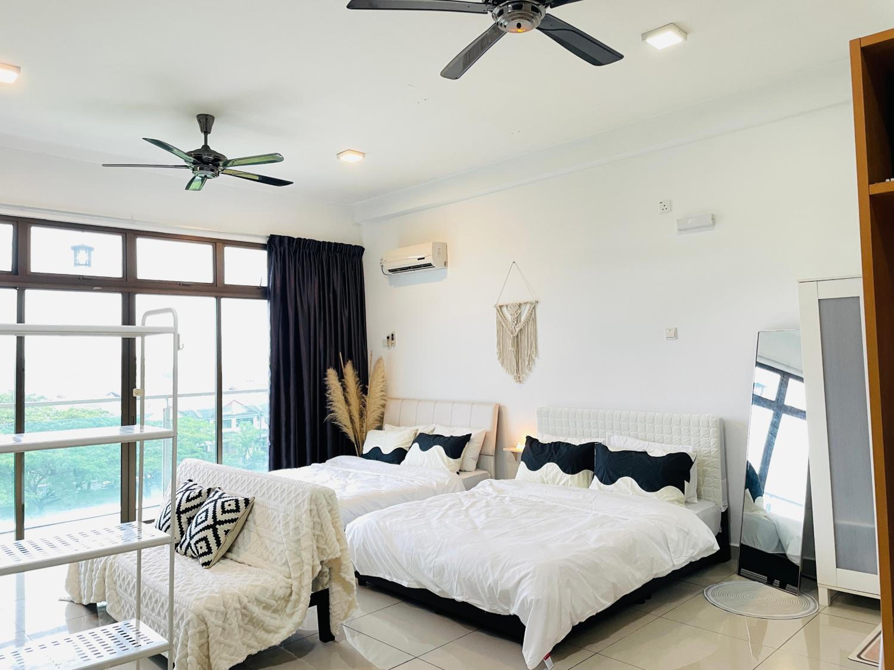 Palazio Mount Austin studio with Balcony 4 plus 1pax with TV box 5mins AEON 3a06