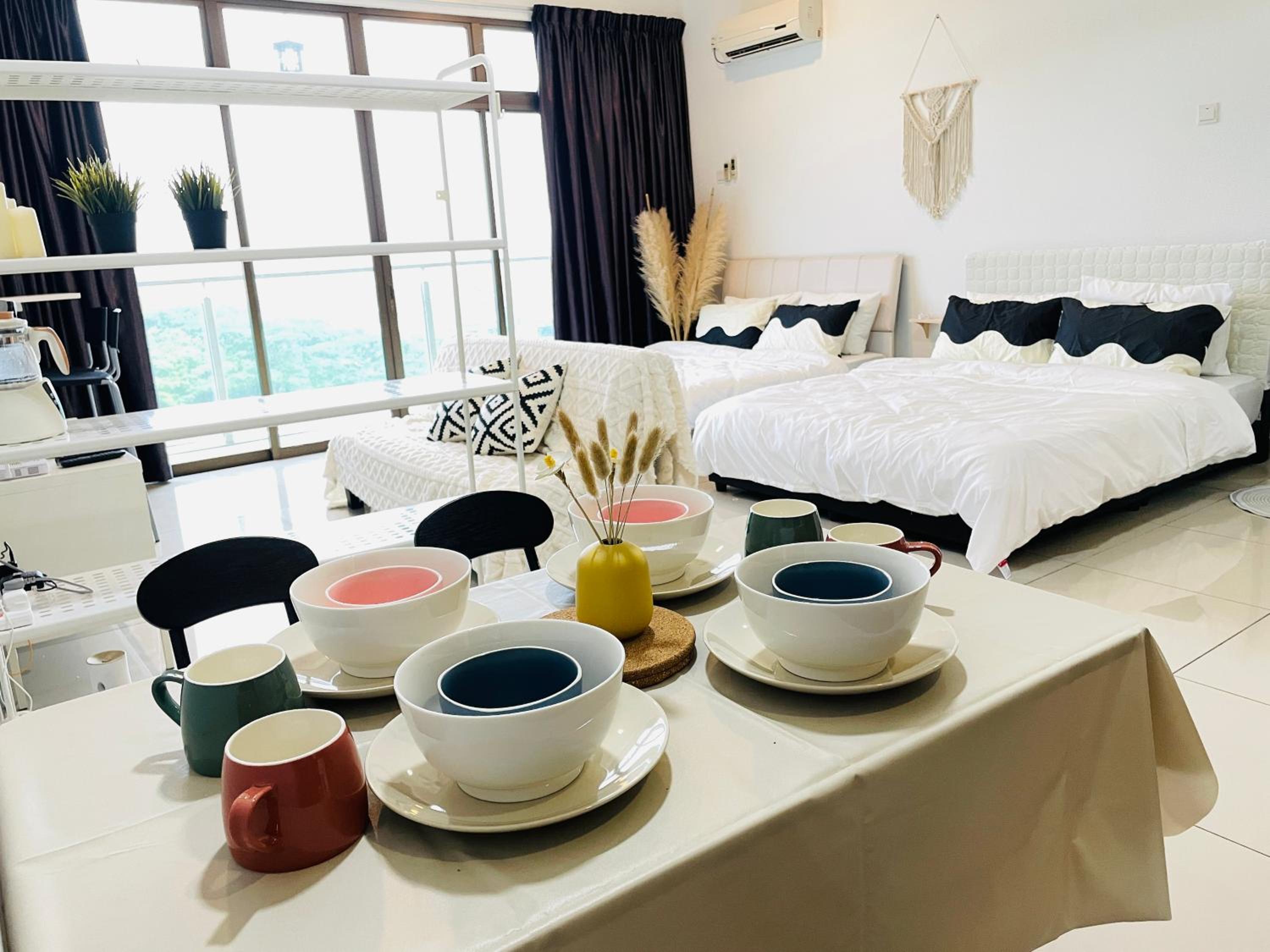 Palazio Mount Austin studio with Balcony 4 plus 1pax with TV box 5mins AEON 3a06