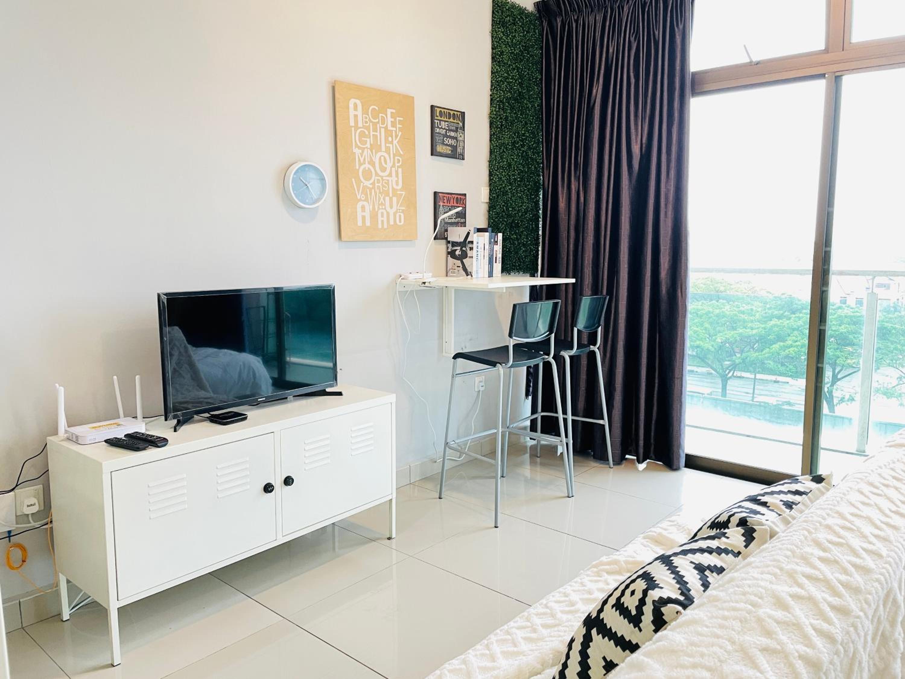 Palazio Mount Austin studio with Balcony 4 plus 1pax with TV box 5mins AEON 3a06