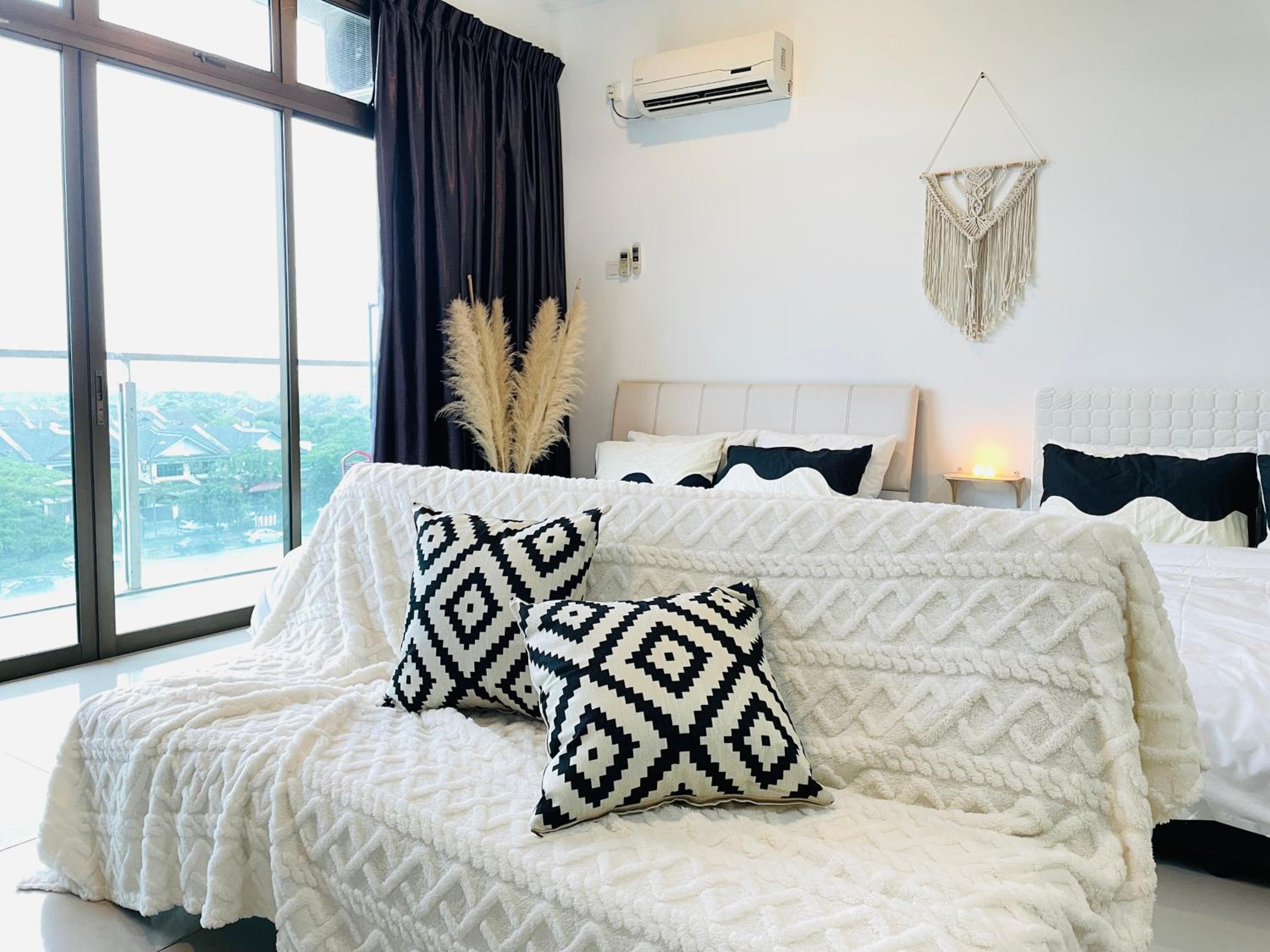 Palazio Mount Austin studio with Balcony 4 plus 1pax with TV box 5mins AEON 3a06