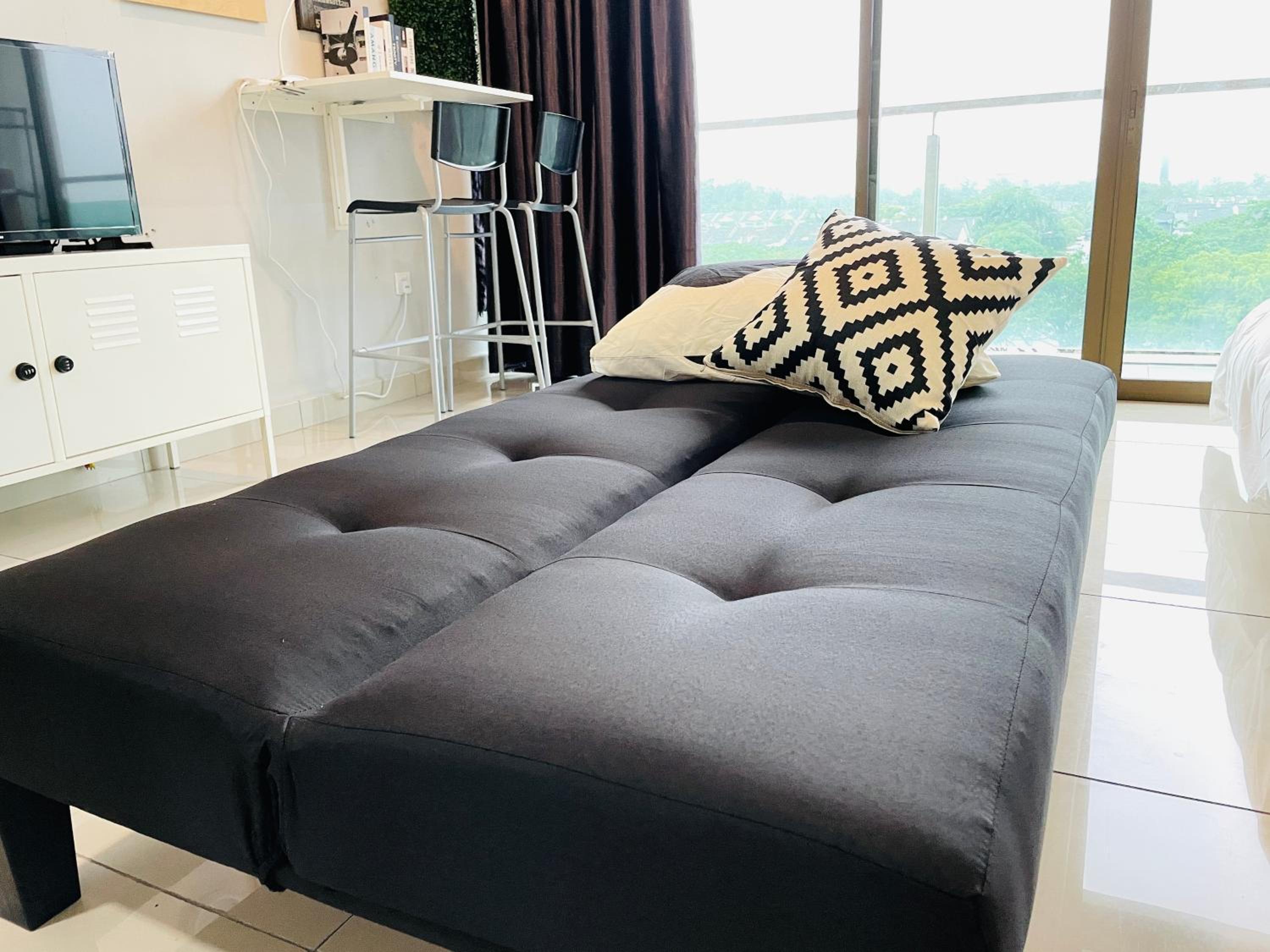 Palazio Mount Austin studio with Balcony 4 plus 1pax with TV box 5mins AEON 3a06
