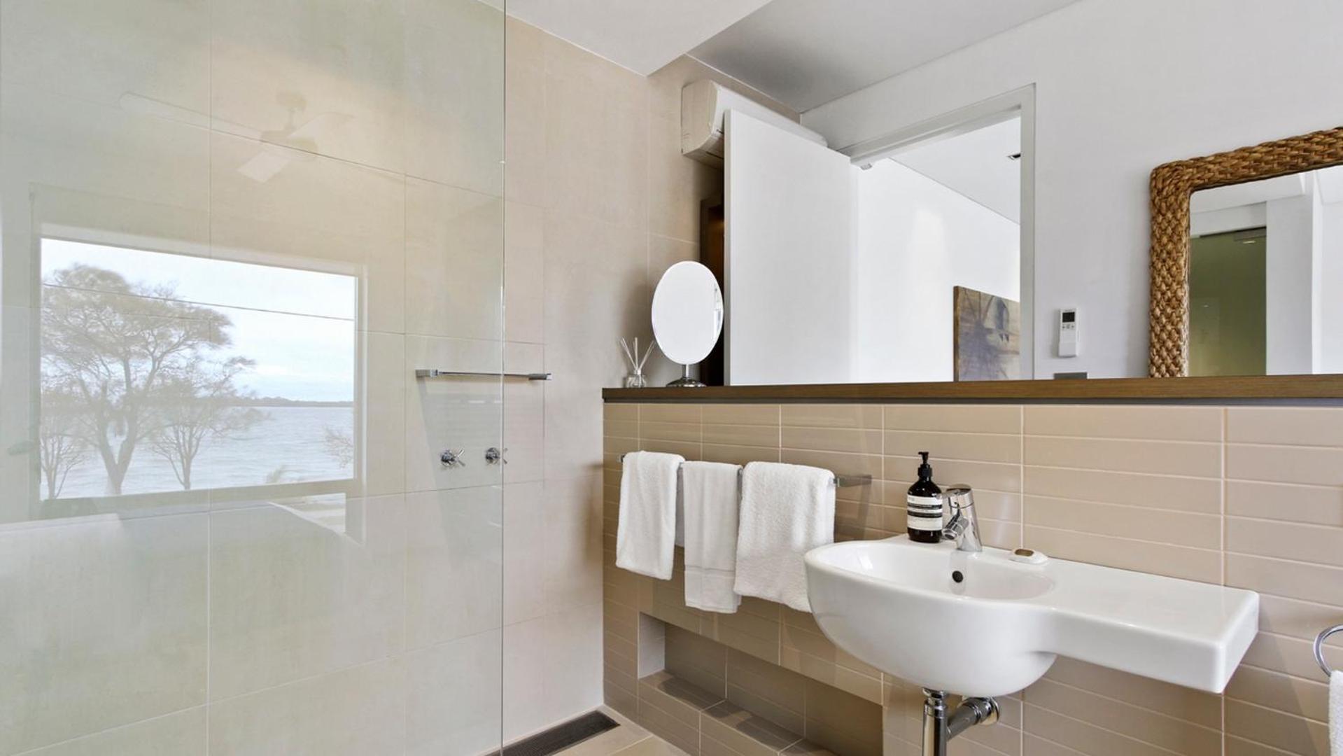 Lake Suite Metung - Couples Lakeside Escape