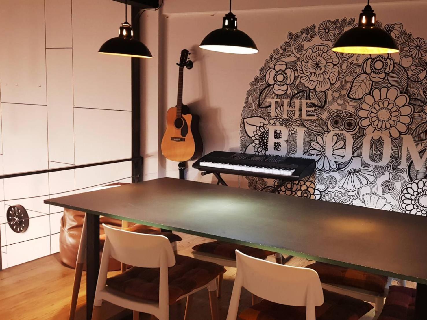 BLOOMZ HOSTEL