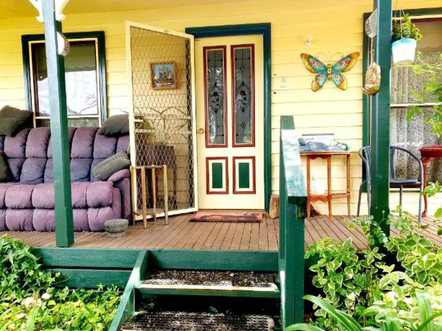 Hotel A Daylesford Cottage - ABELIA BOTANICAL enjoy a relaxing private holiday in our delightful 2br Bedroom quiet 10 min walk to town - Image 1