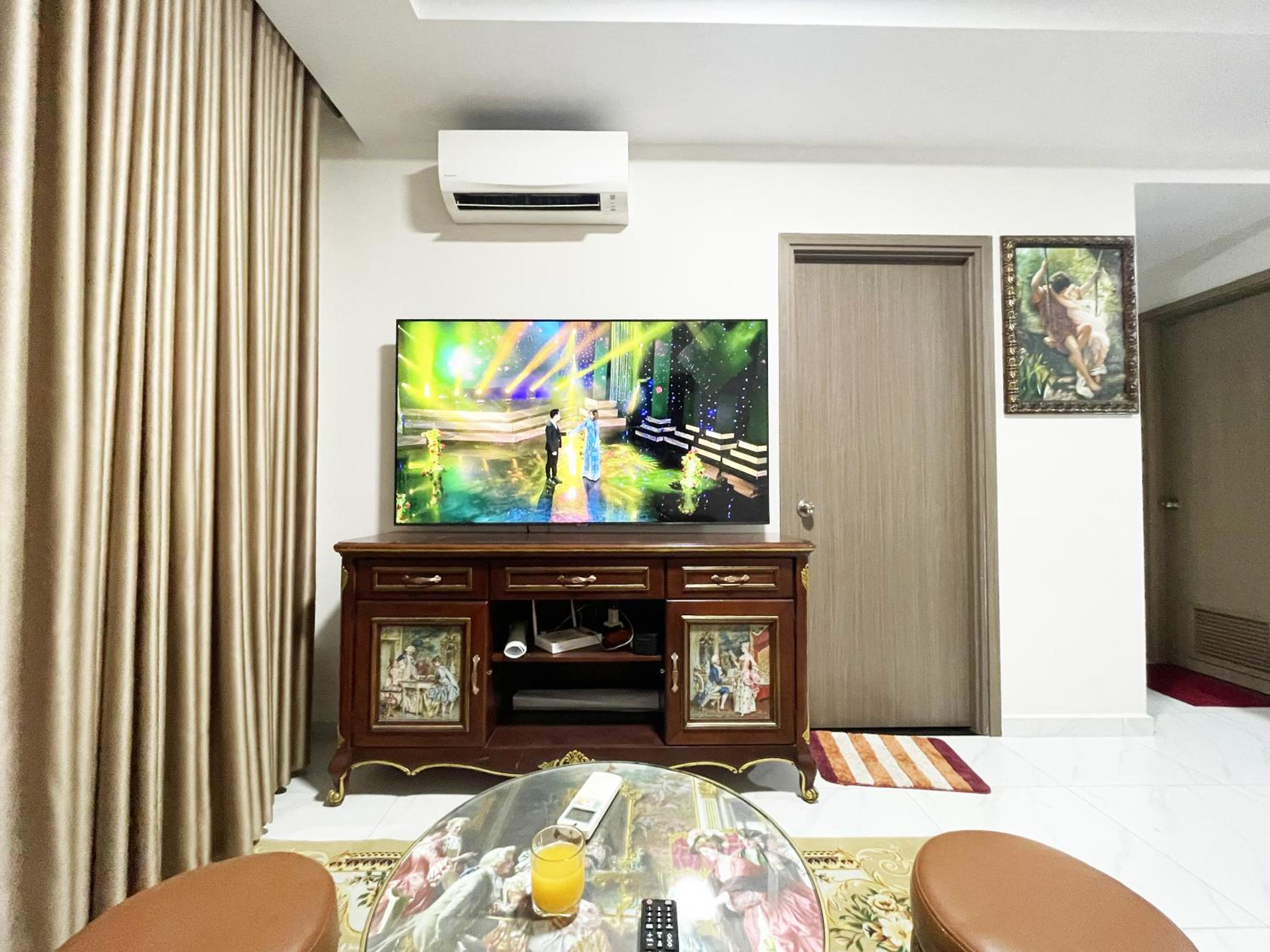 Ductaigallery's Entire Apt & Happy One Building view 4