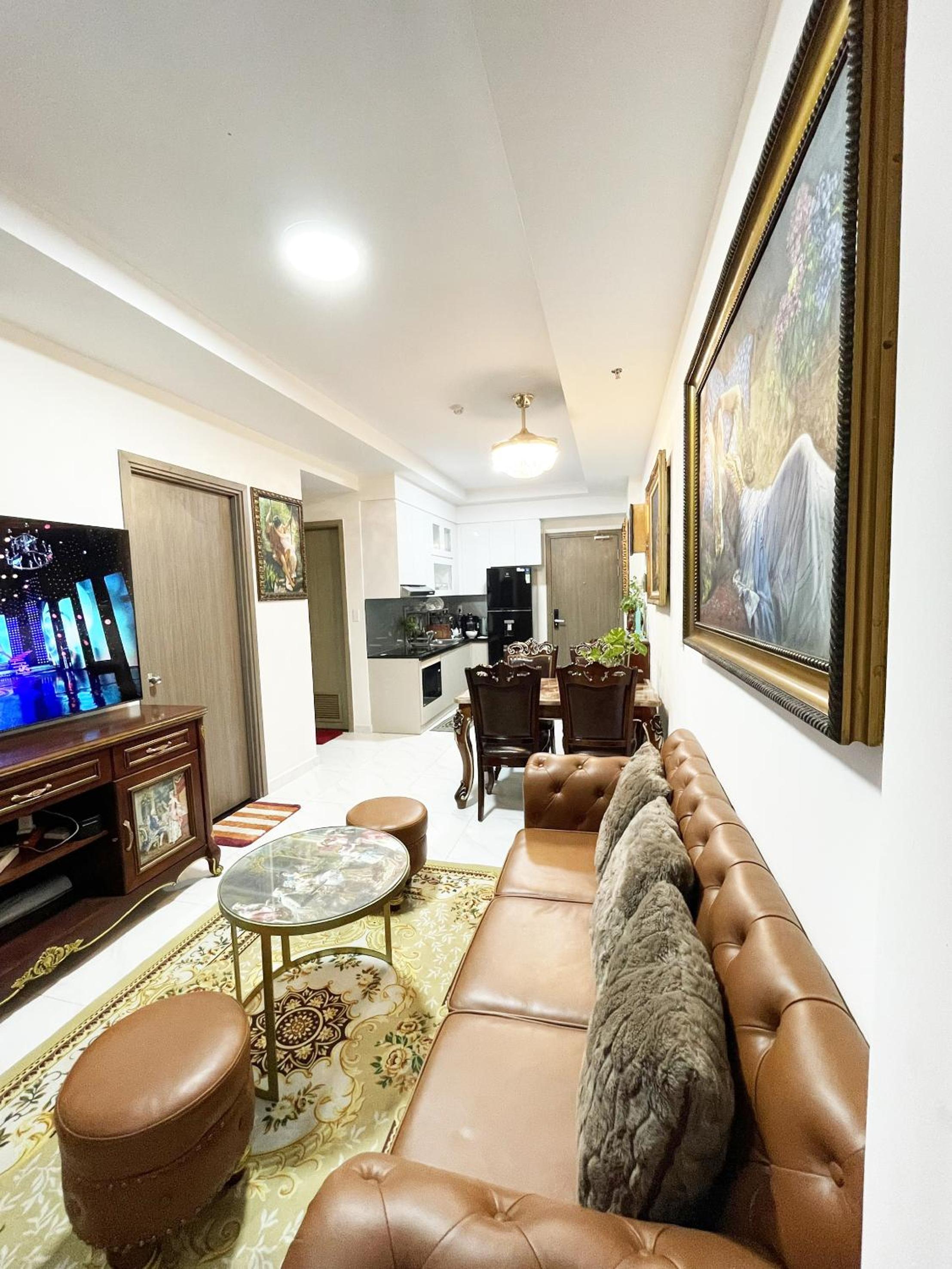 Ductaigallery's Entire Apt & Happy One Building view 3