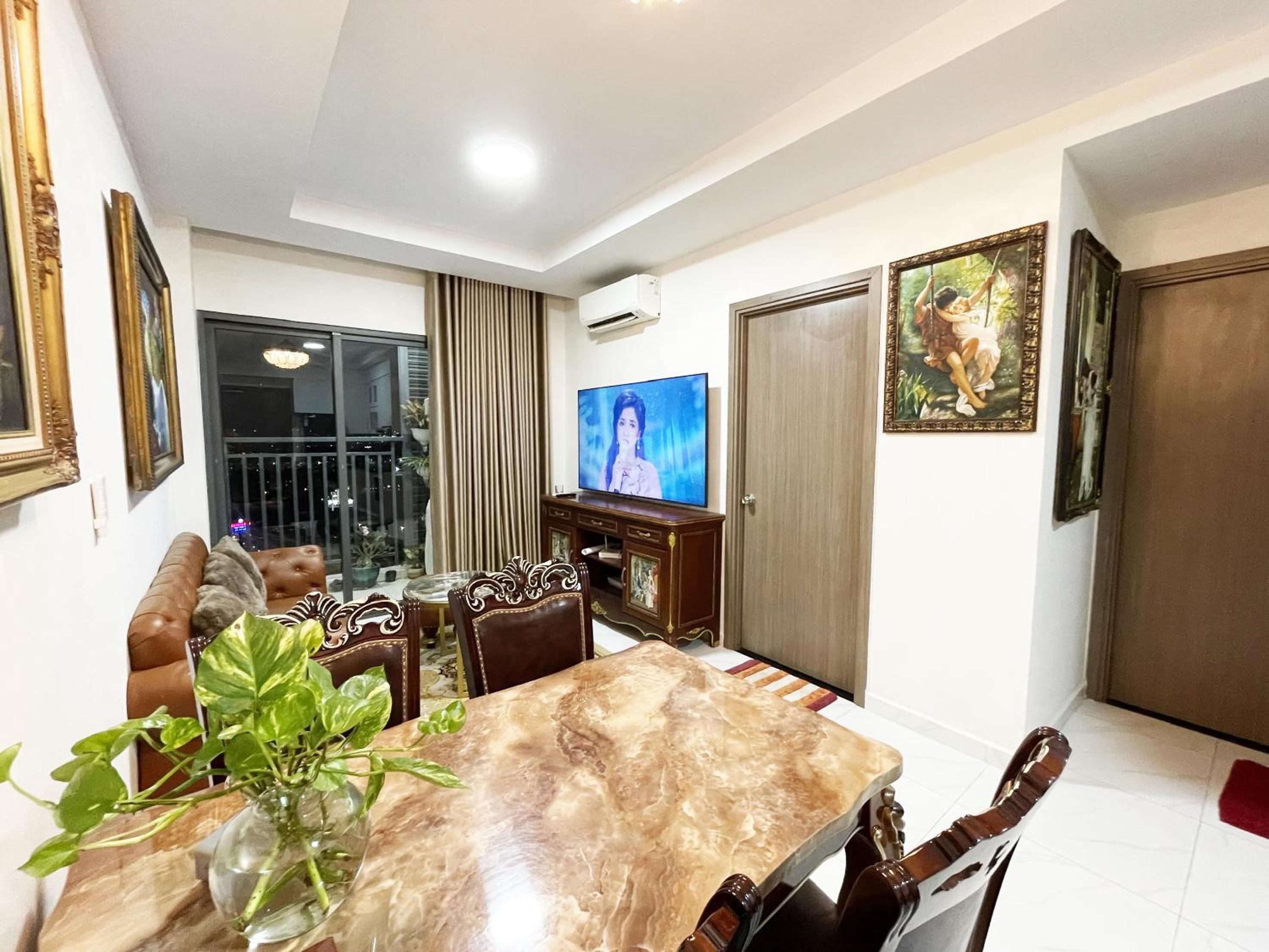 Ductaigallery's Entire Apt & Happy One Building view 2