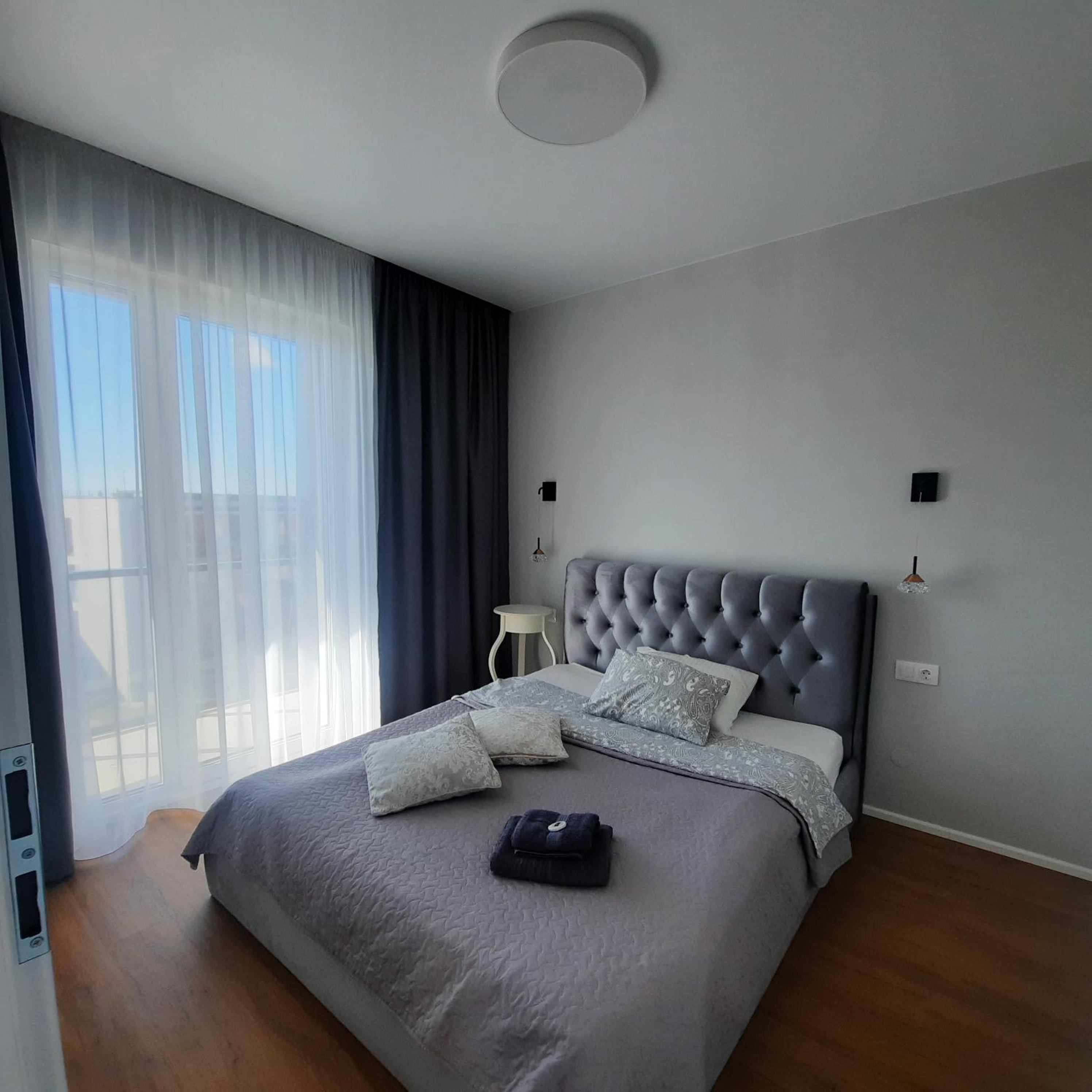 SV apartment self check in free parking