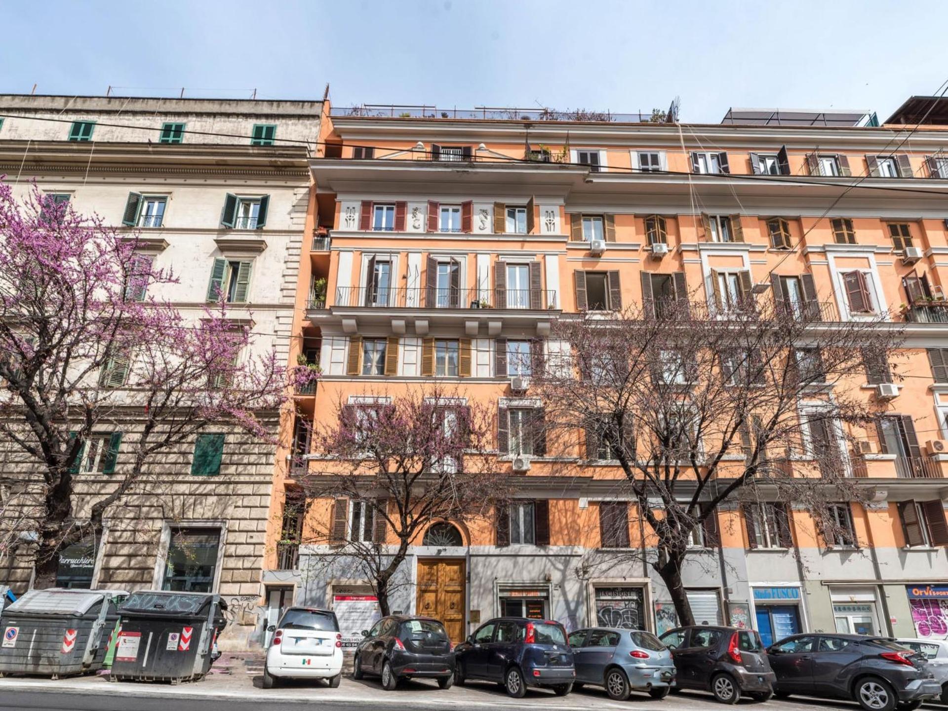 The Best Rent - Colourful two-bedroom apartment near Termini Station