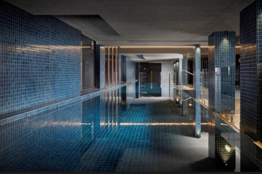 Midnight Luxe 2BR 2Bath Apartment 408 in the heart of Braddon Pool Sauna L4 Views Secure Parking Wine WiFi