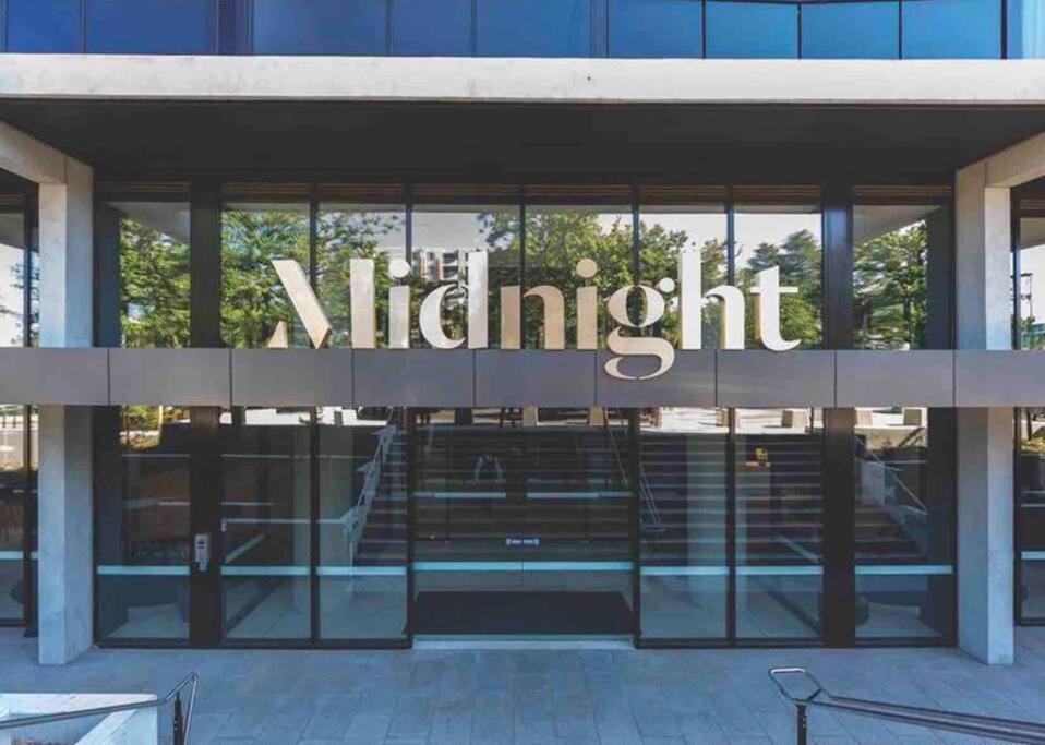 Midnight Luxe 2BR 2Bath Apartment 408 in the heart of Braddon Pool Sauna L4 Views Secure Parking Wine WiFi