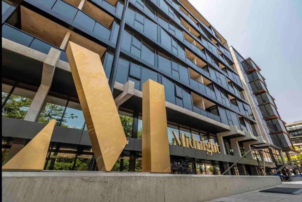 Midnight Luxe 2BR 2Bath Apartment 408 in the heart of Braddon Pool Sauna L4 Views Secure Parking Wine WiFi