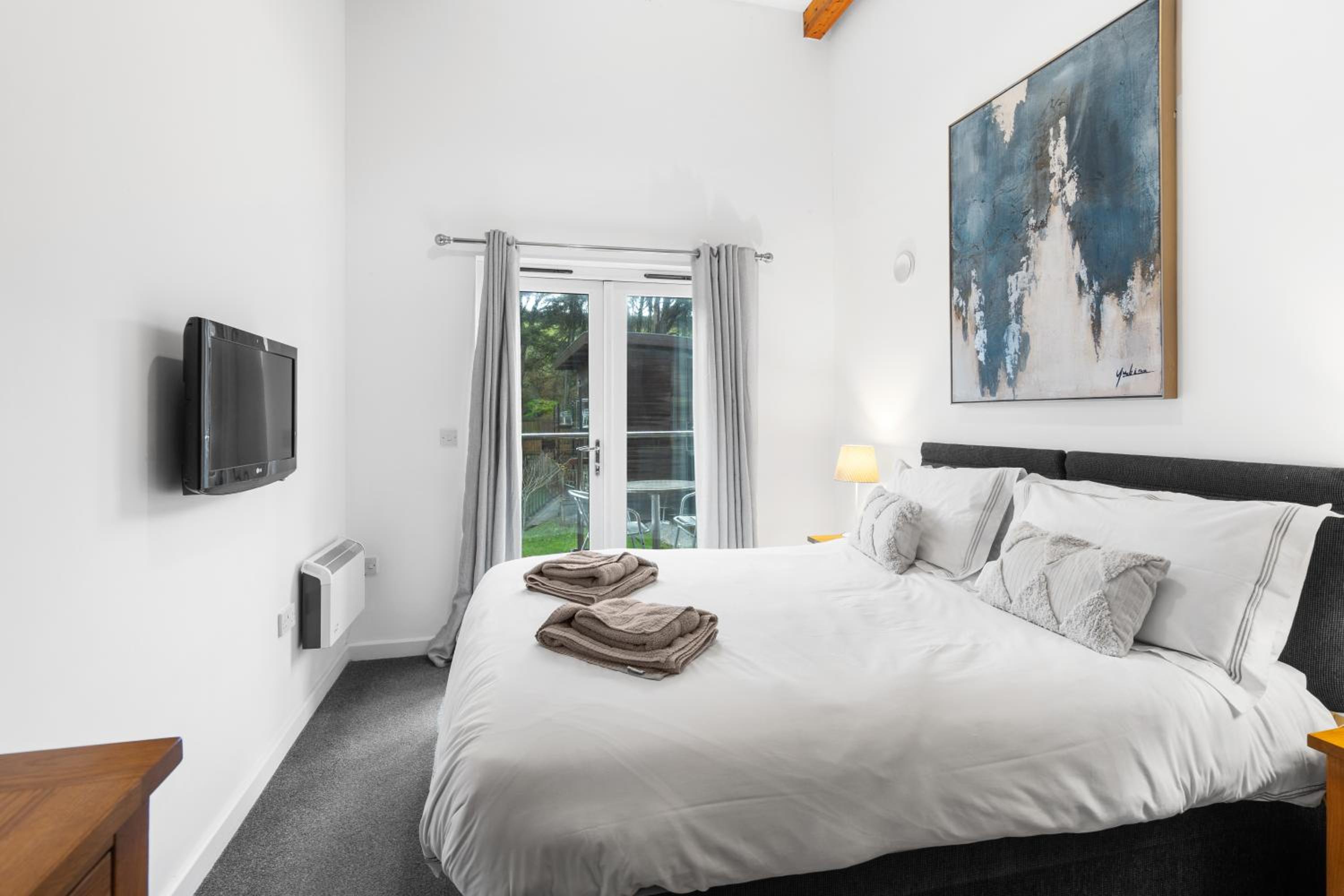 House 5 Ironcroft - Modern Pet-friendly, Walk to beach & village view 2