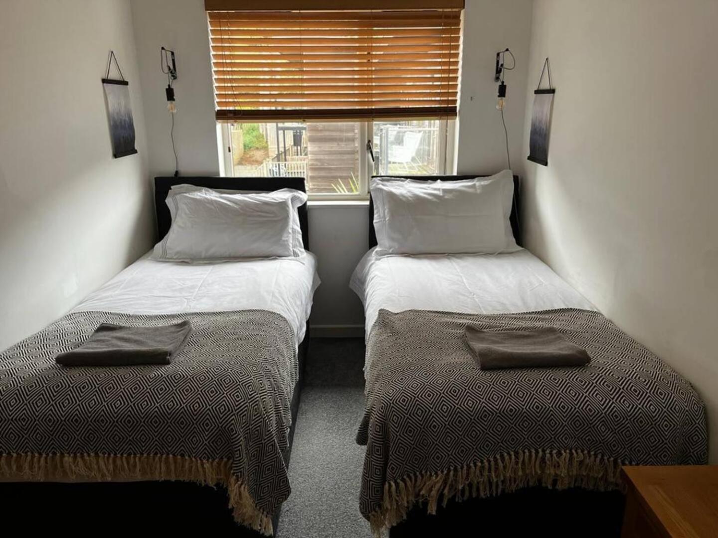 House 6 Goldcroft - Walk to Beach & Village, Pet-friendly & hottub view 4