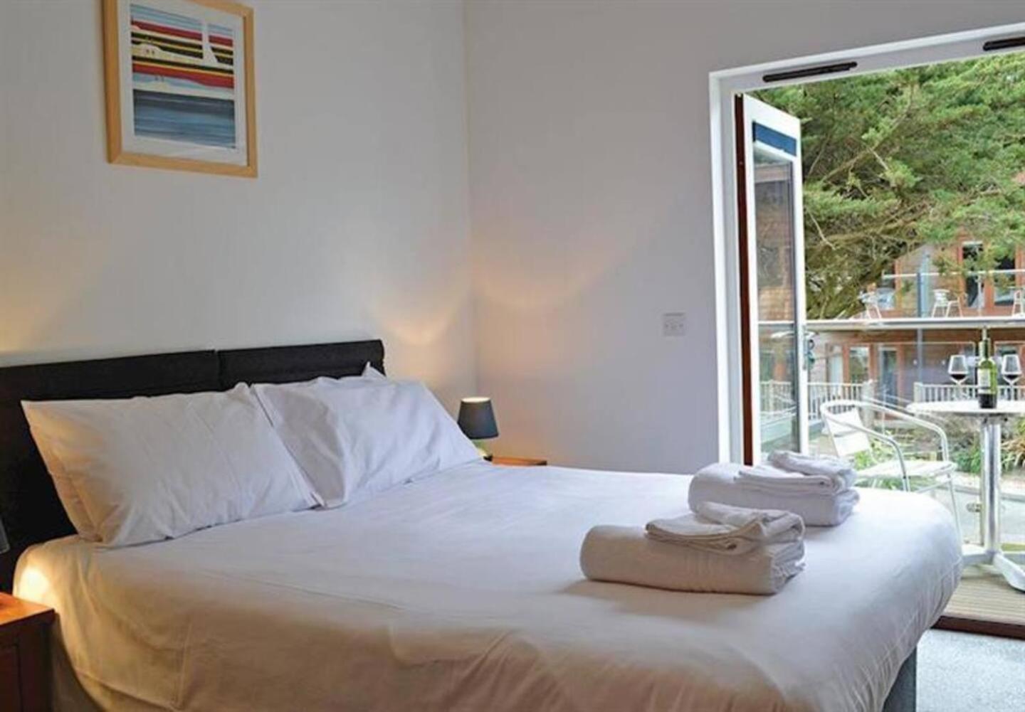 House 6 Goldcroft - Walk to Beach & Village, Pet-friendly & hottub view 2