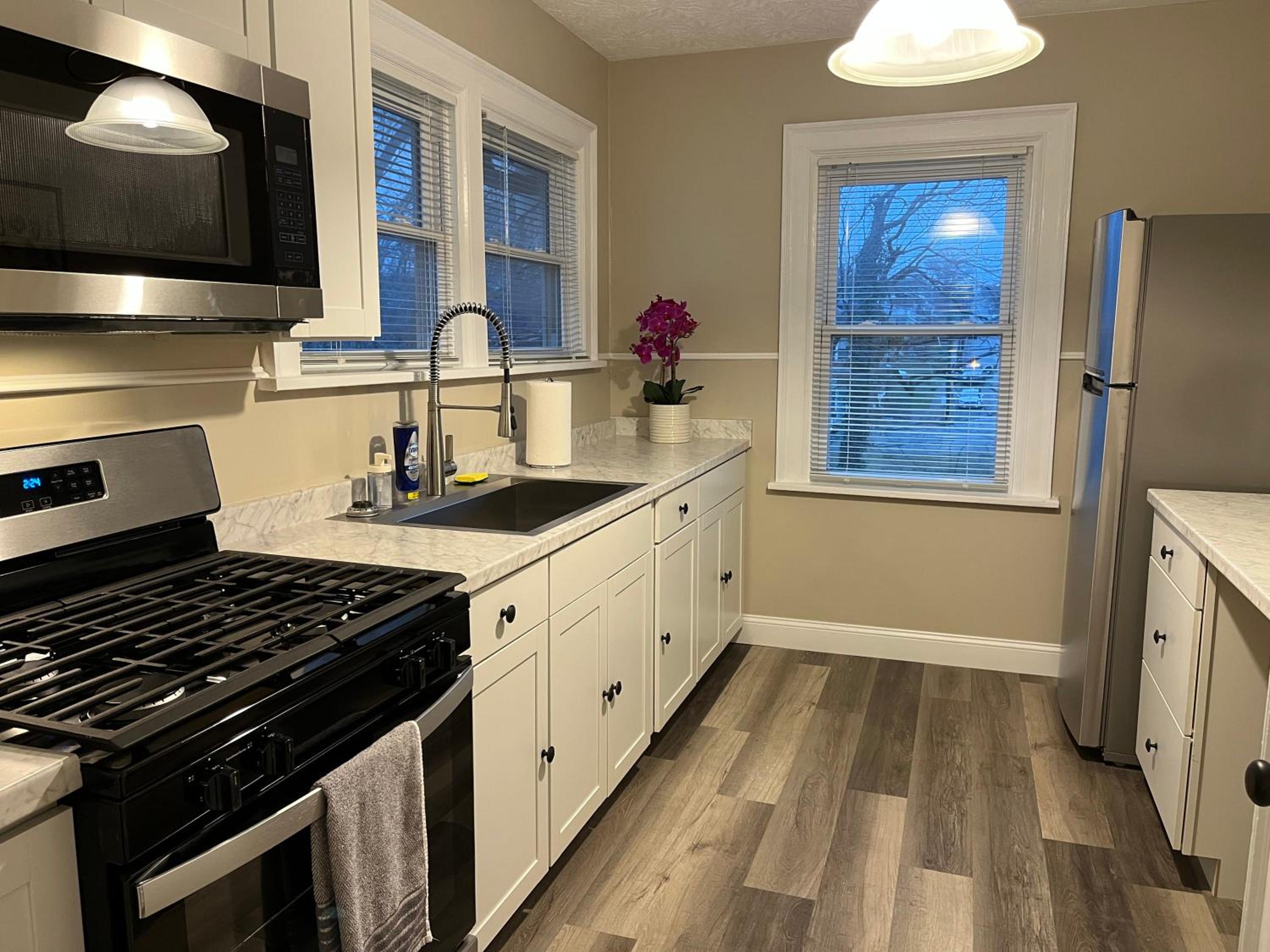 Hunter #2 Private One Bed near Xavier & Downtown view 2