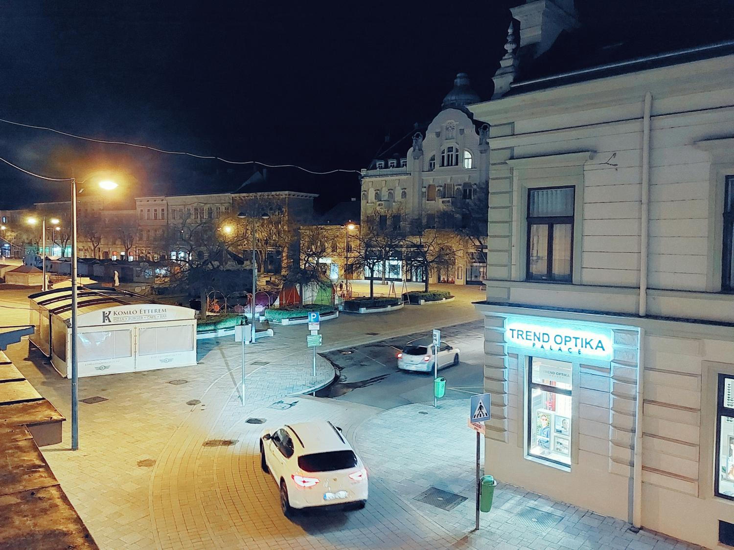 SQUARE 16 - Absolutely Central Location