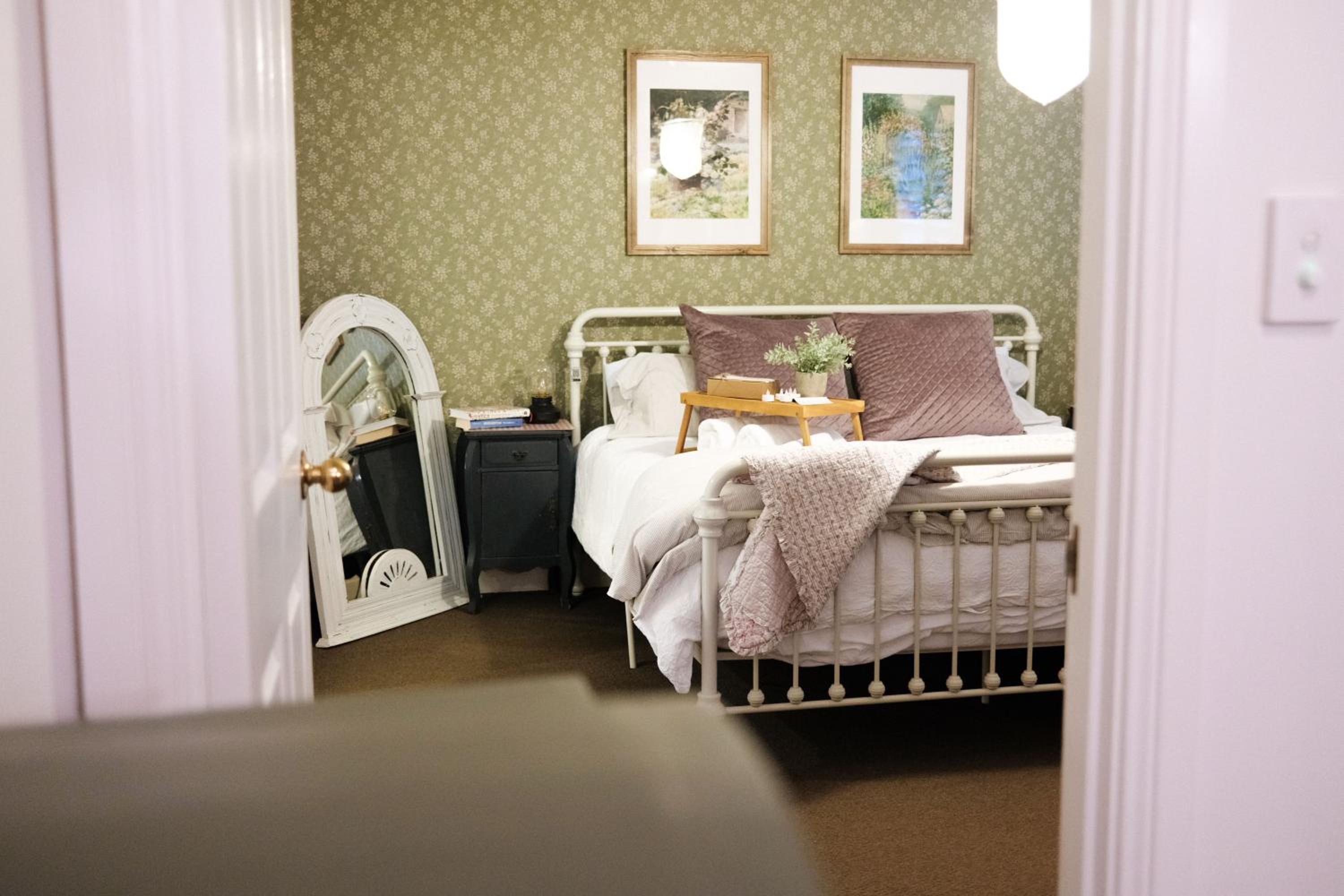 The Romantic Pink English Cottage at Tamborine Mountain