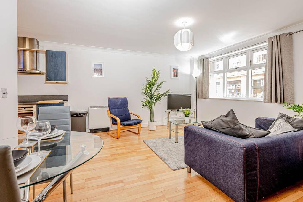 Luxury Modern 1 Bedroom Apartment In Birmingham City Centre view 2