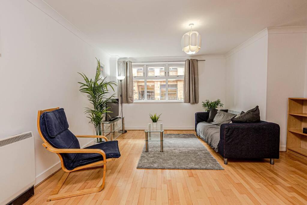 Luxury Modern 1 Bedroom Apartment In Birmingham City Centre view 3