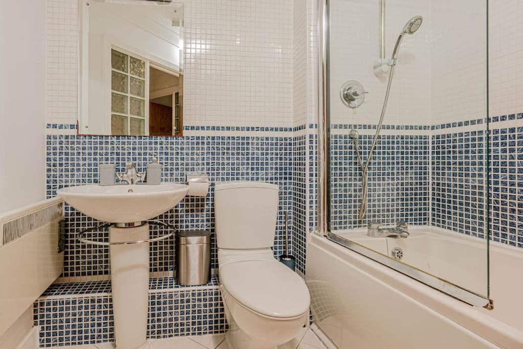 Luxury Modern 1 Bedroom Apartment In Birmingham City Centre view 5