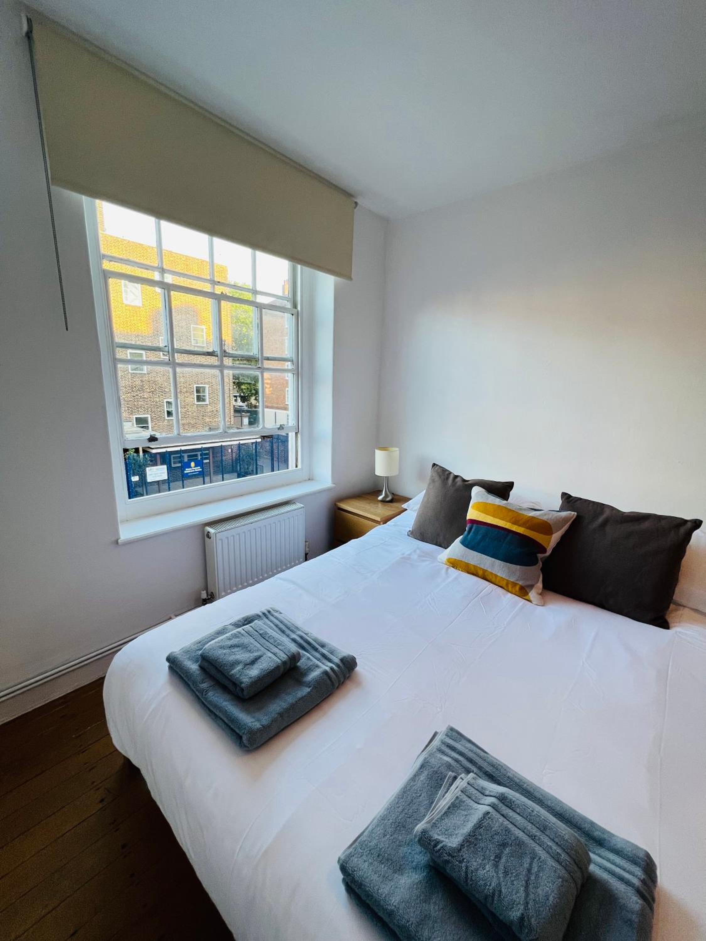 Cosy London bedroom near Oval Station - shared bathroom